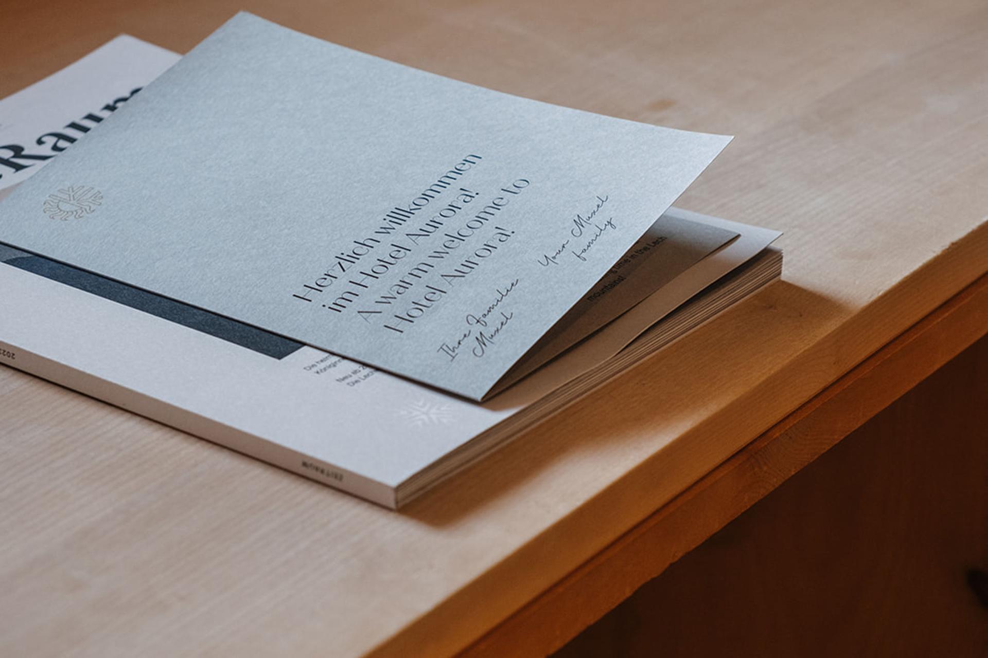 Hotel Aurora Informationsbroschüren auf einem Holztisch