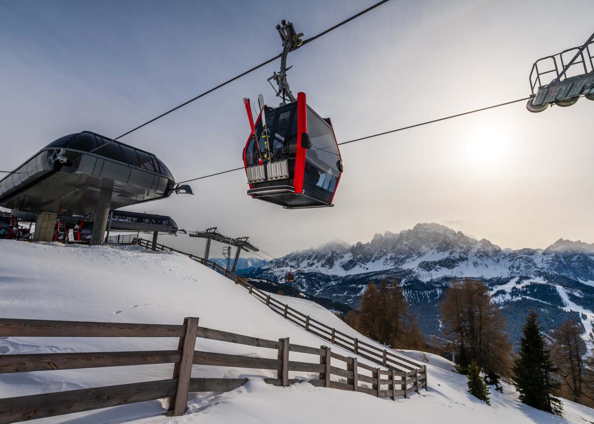 Hotel Monika: Eine Gondel schwebt über einer verschneiten Berglandschaft