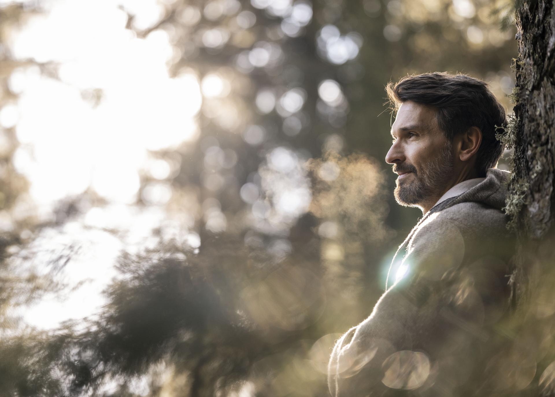 Hotel Monika in natürlicher Umgebung mit Bergen im Hintergrund