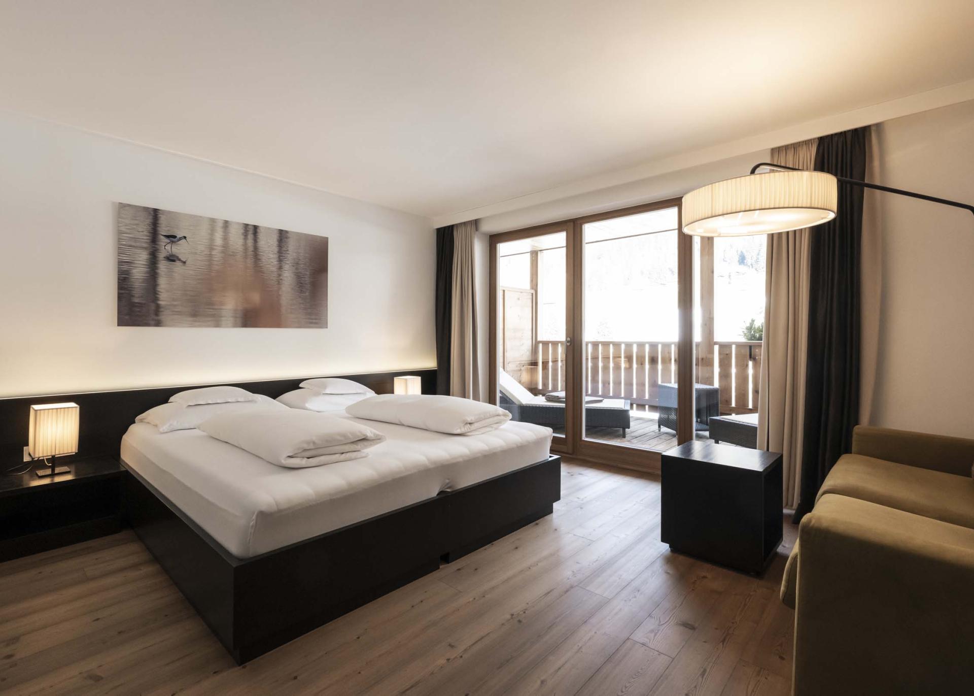 Modernes Hotelzimmer mit Balkon im Hotel Monika