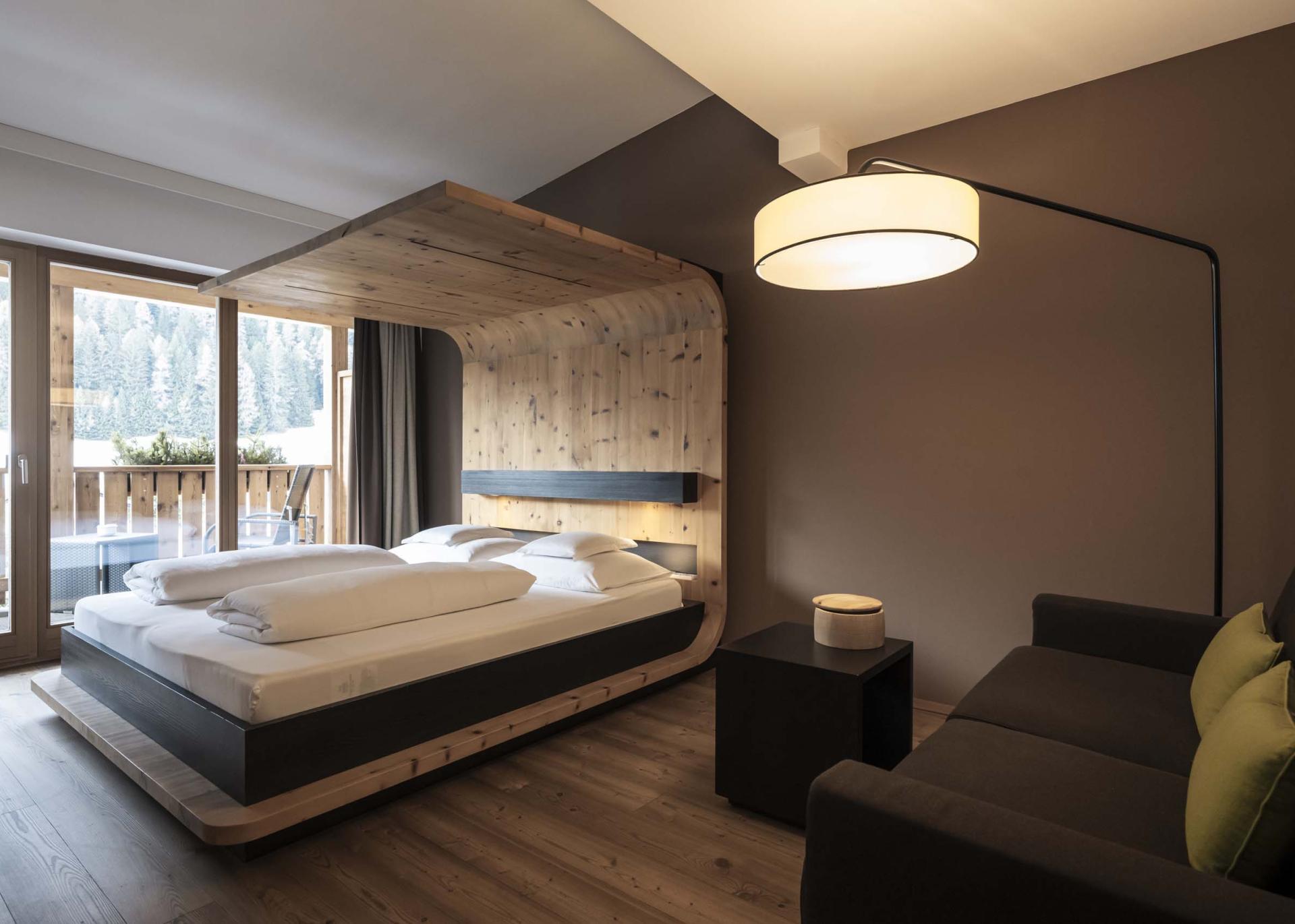 Modernes Zimmer im Hotel Monika mit Holzdesign und Balkonblick