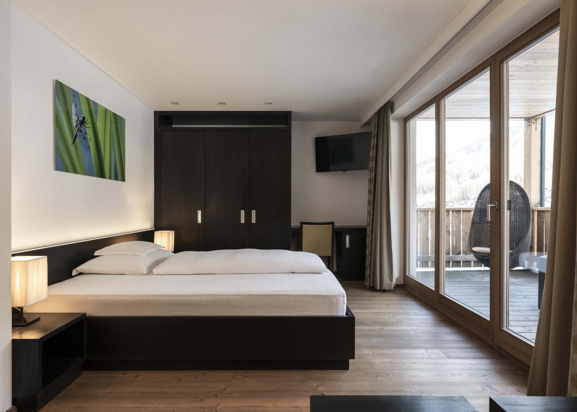 Hotel Monika Zimmer mit Doppelbett, Sofa und Blick ins Badezimmer