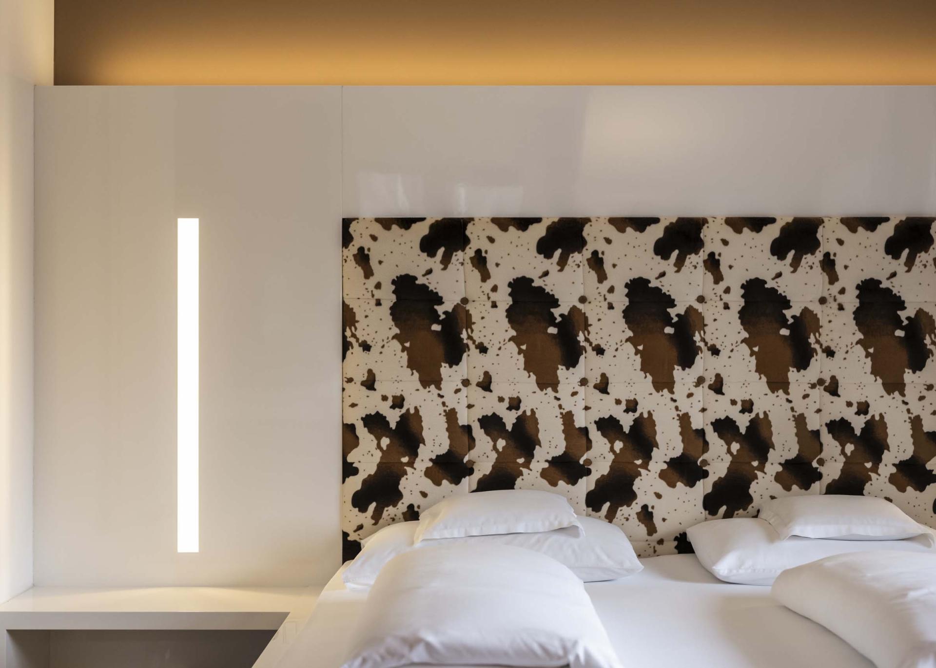 Modernes Hotelzimmer im Hotel Monika mit einzigartigem Kuhfell-Kopfteil