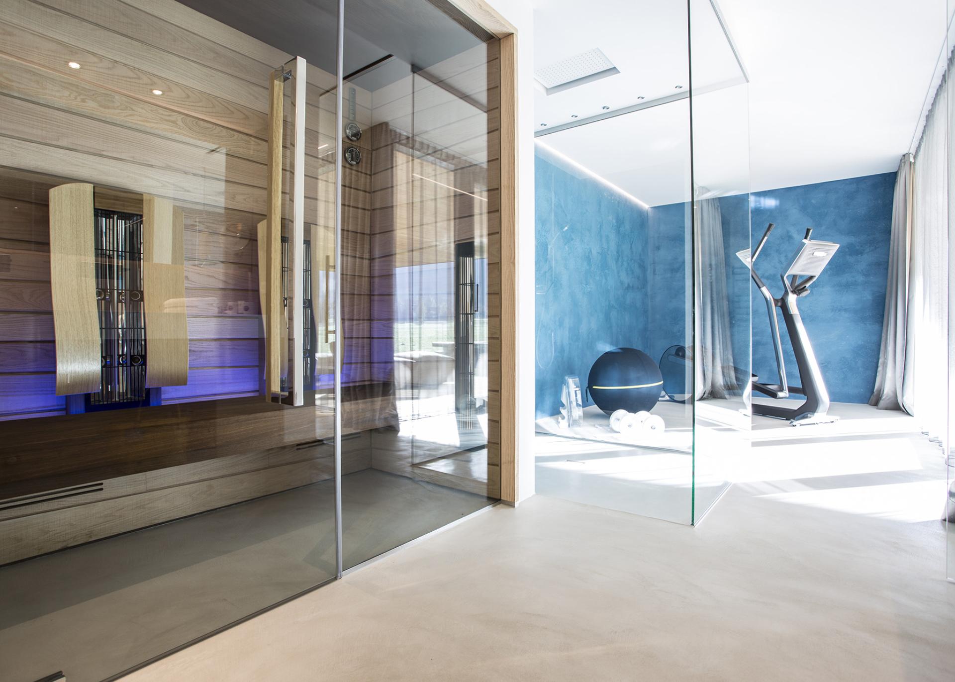Modernes Doppelzimmer im Hotel Monika mit blauem Akzent und Badezimmer sichtbar