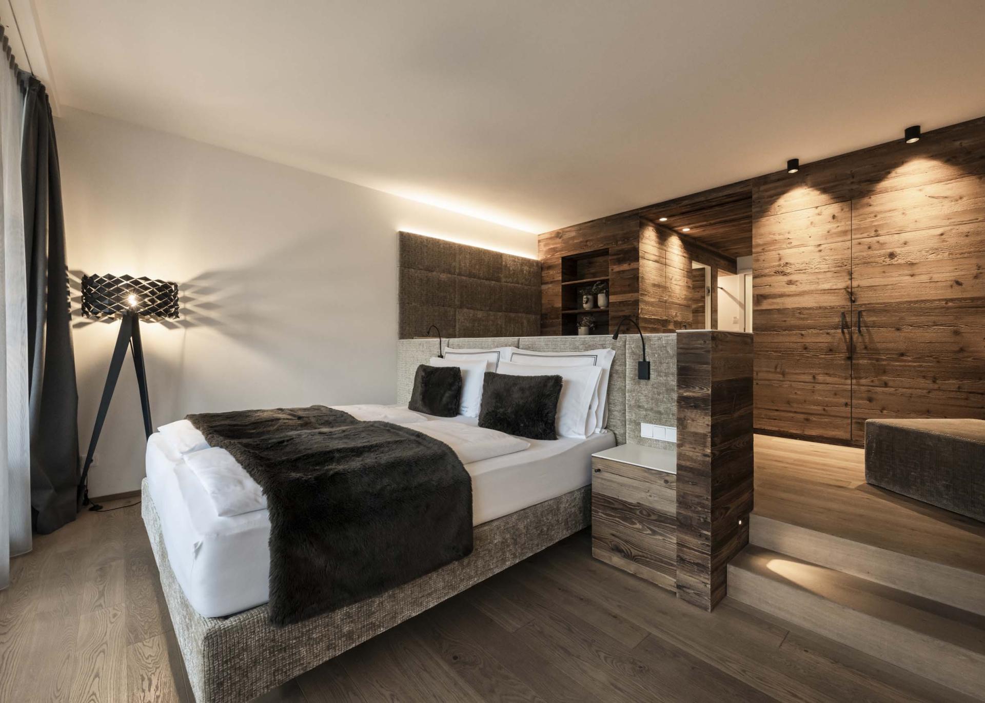 Modernes Schlafzimmer im Hotel Monika mit Holzdetails und gemütlichem Ambiente