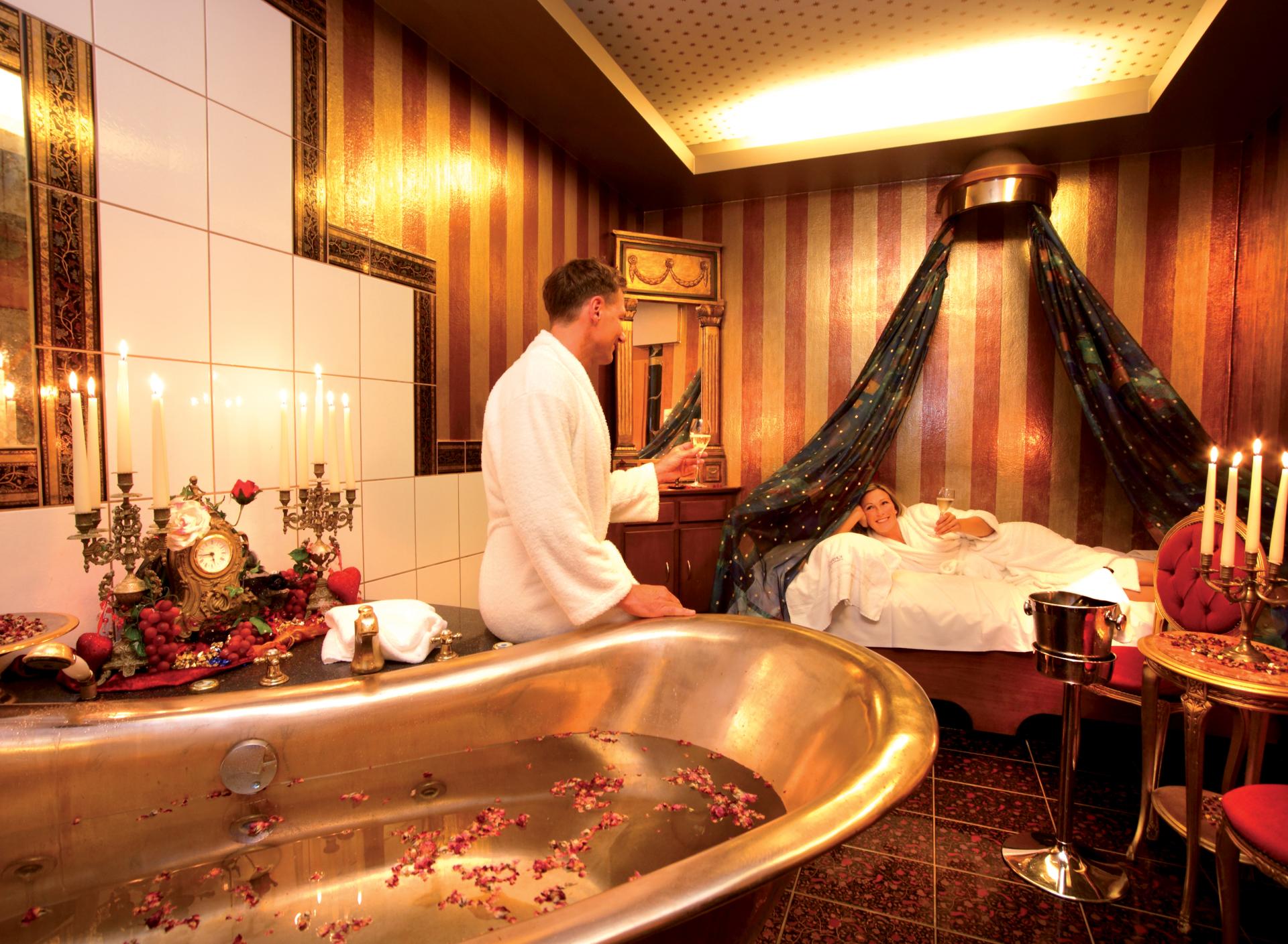 Gemütliches Luxusbad im Sport- und Wellnesshotel Angerhof ****S mit Rosenblättern