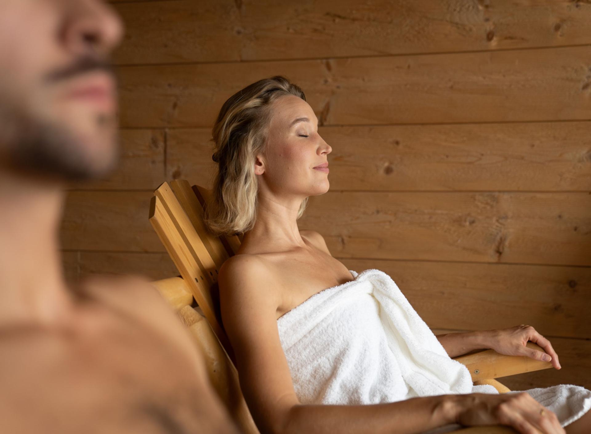 Entspannende Gäste in der Sauna des Sport- und Wellnesshotel Angerhof ****S