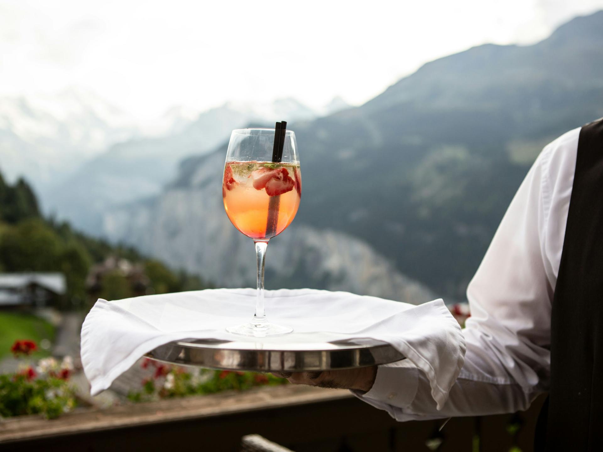 Getränk auf Tablett serviert im Resort La Ginabelle Zermatt mit Bergsicht