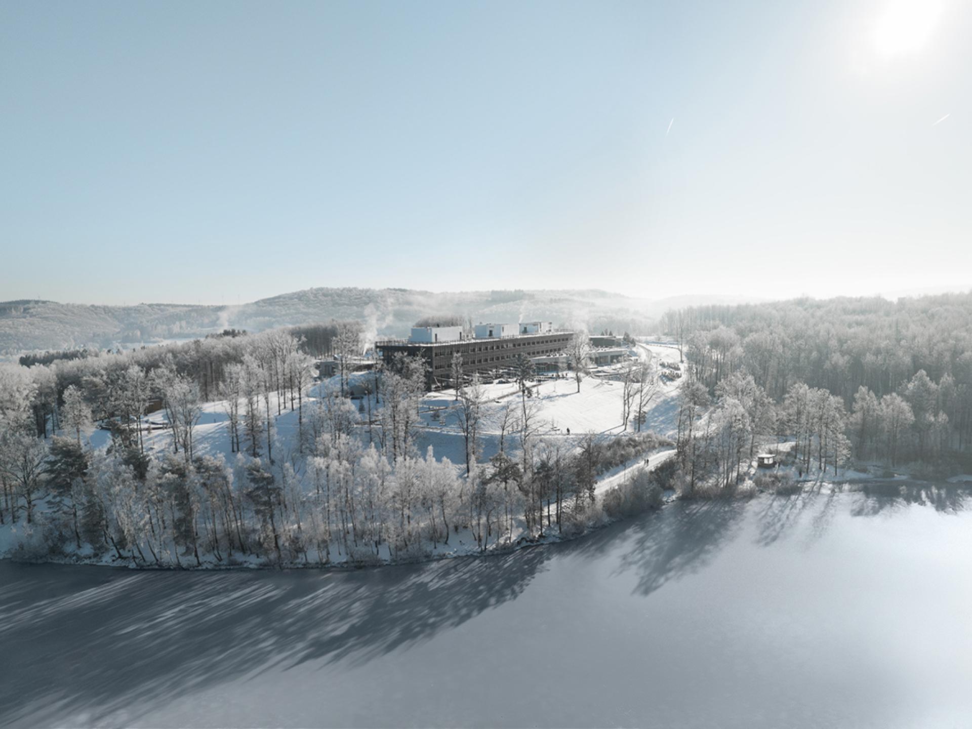 Drohnenaufnahme der Seezeitlodge im Winter, Blick über den Bostalsee