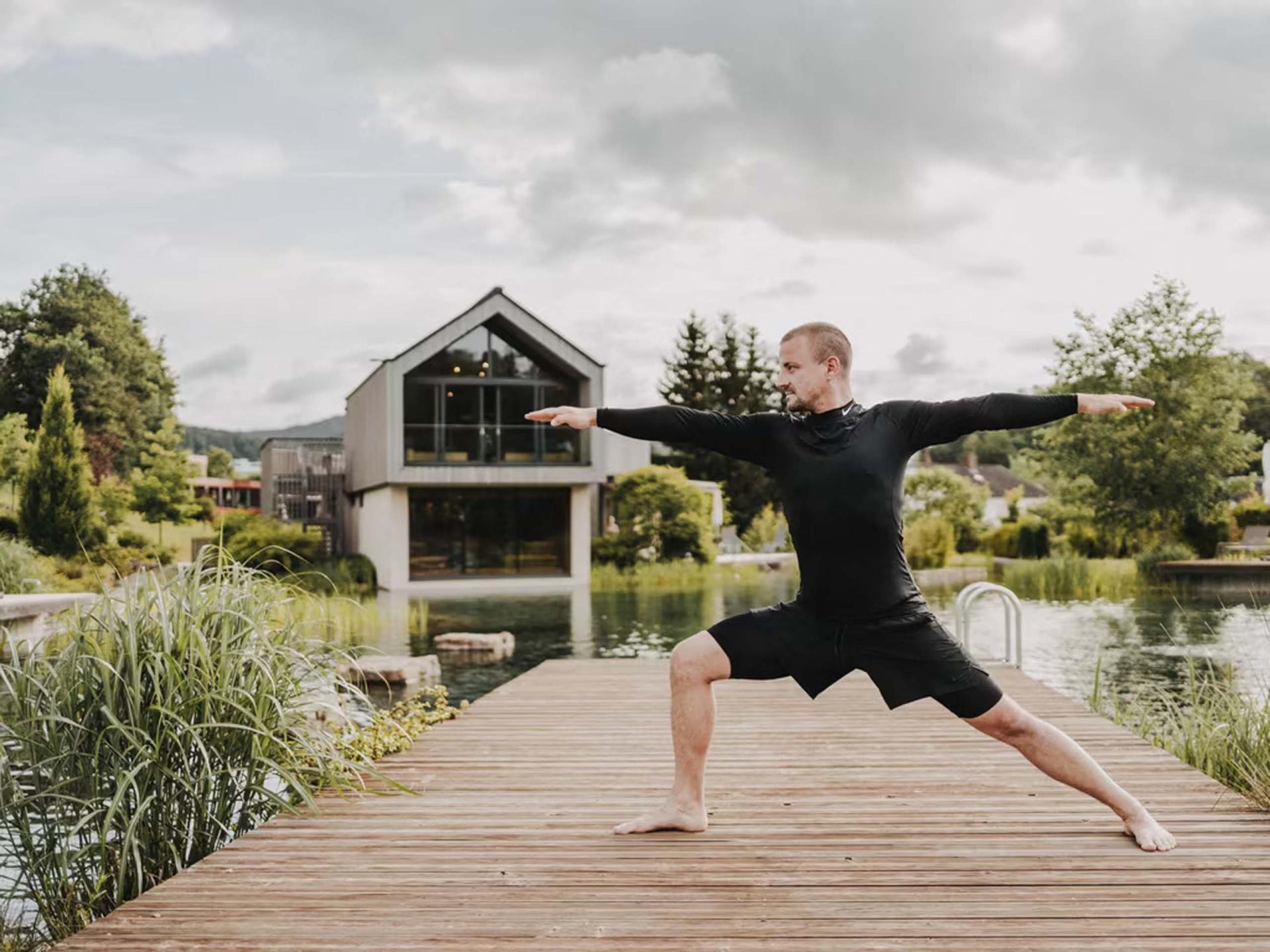 Mann macht Yoga am Steg im Pfalzblick Wald Spa Resort