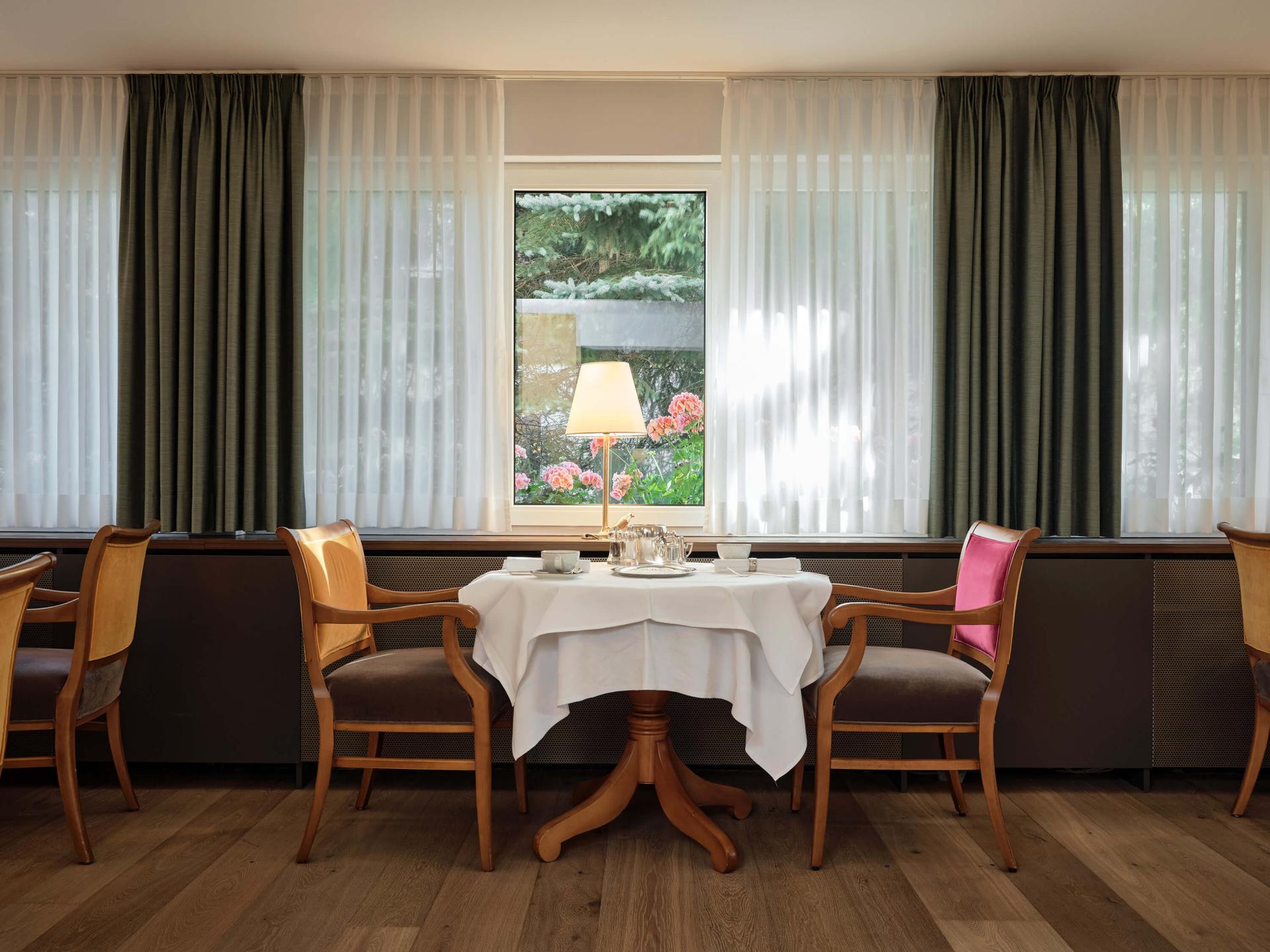Gedeckter Tisch am Fenster im Hotel Reppert