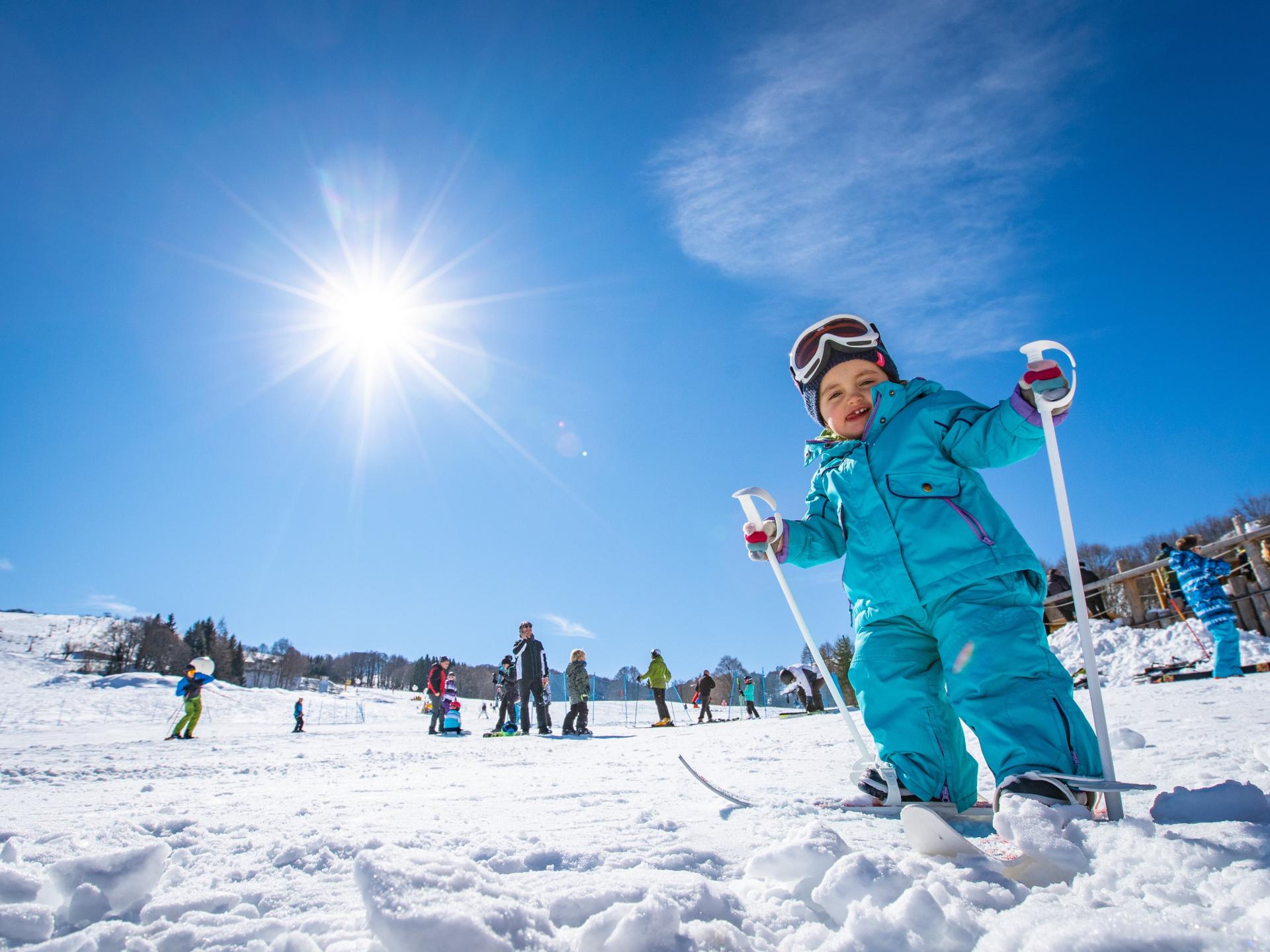 Bambino sugli sci sulla neve all’Elgus Nature Retreat