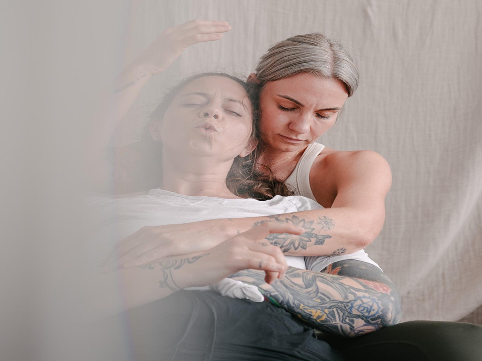 Zwei Personen in einer Breath Work Session