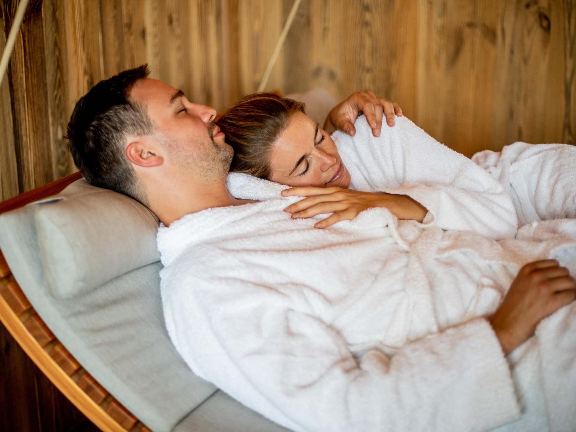 Paar entspannt im Pfalzblick Wald Spa Resort in weißen Bademänteln