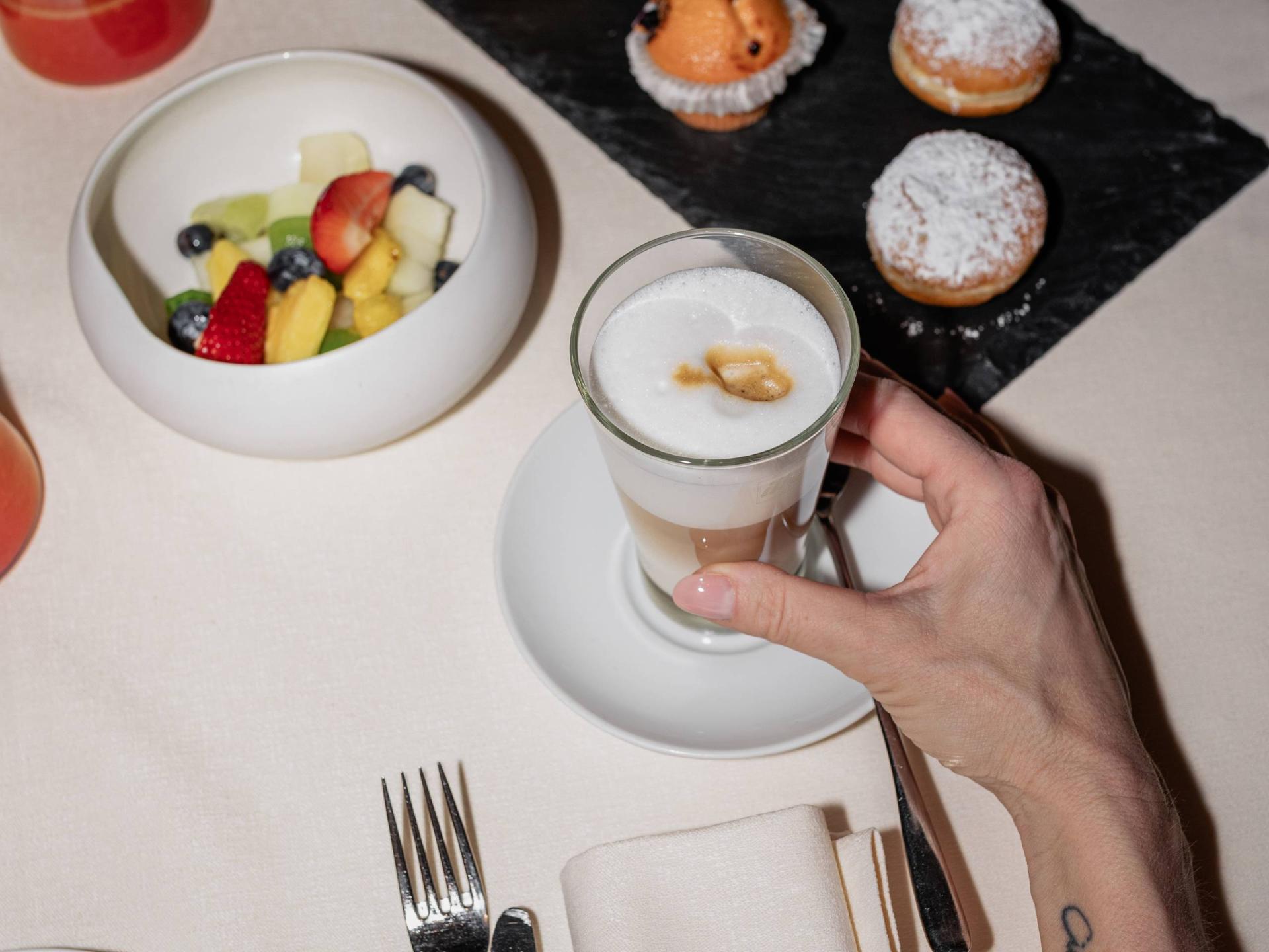 Colazione con muffin, macedonia e caffè all'Hotel San Giacomo