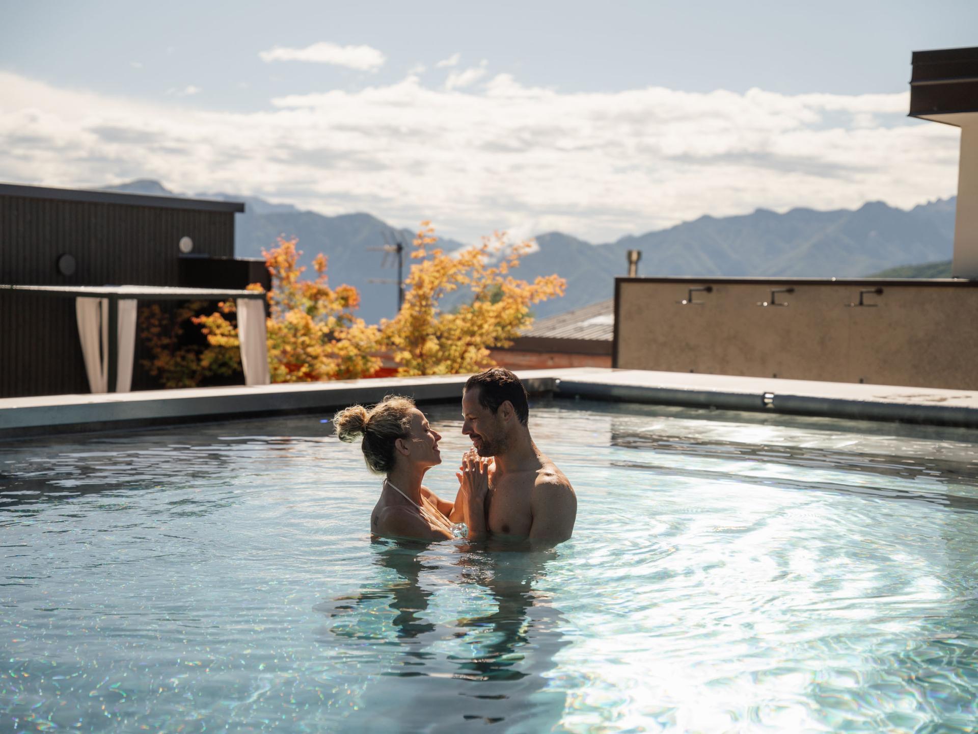 Coppia si rilassa in piscina con vista sulle montagne all’Elgus Nature Retreat