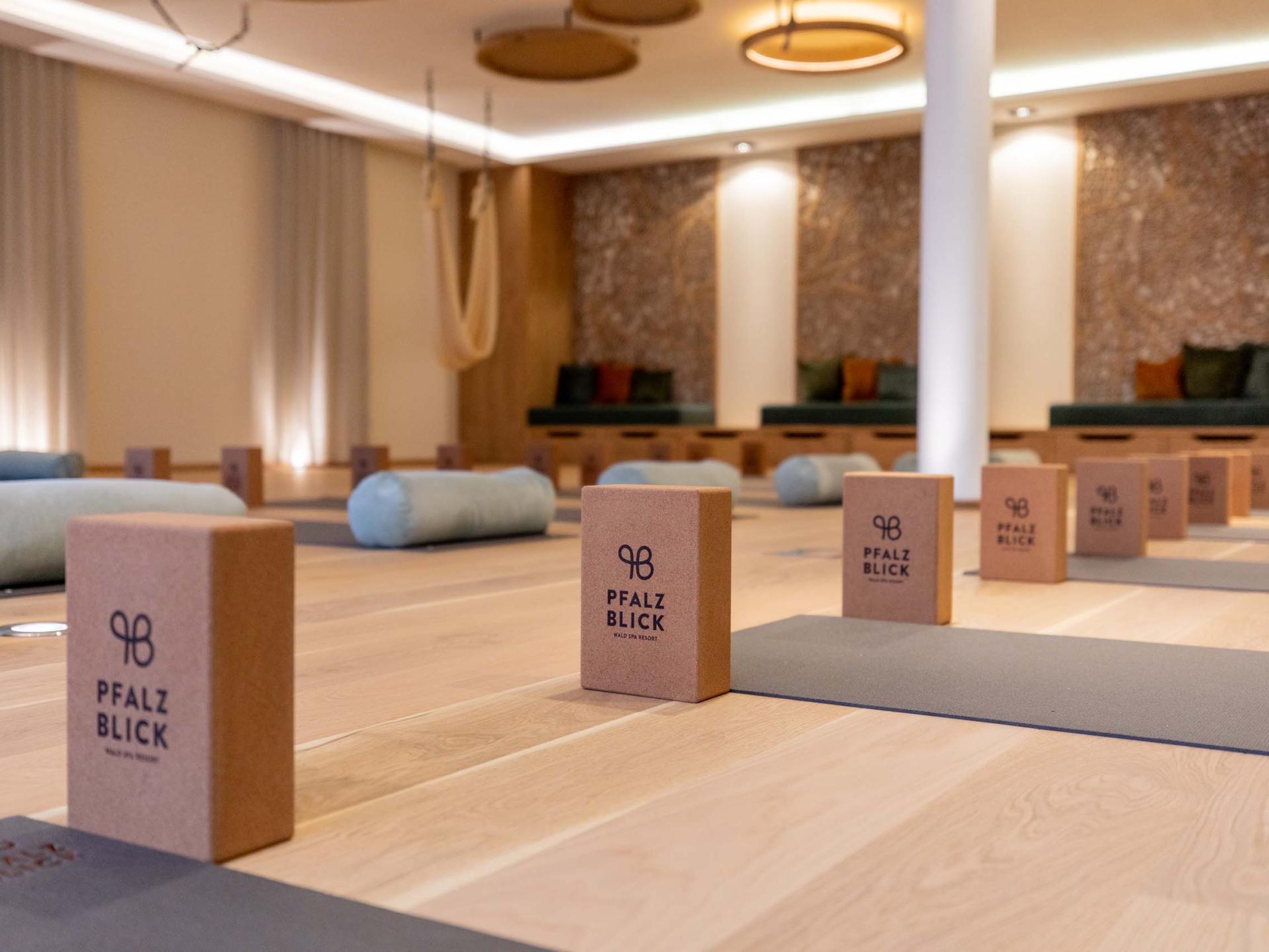 Yoga-Studio mit Pfalzblick Wald Spa Resort Yoga-Blöcken und Matten