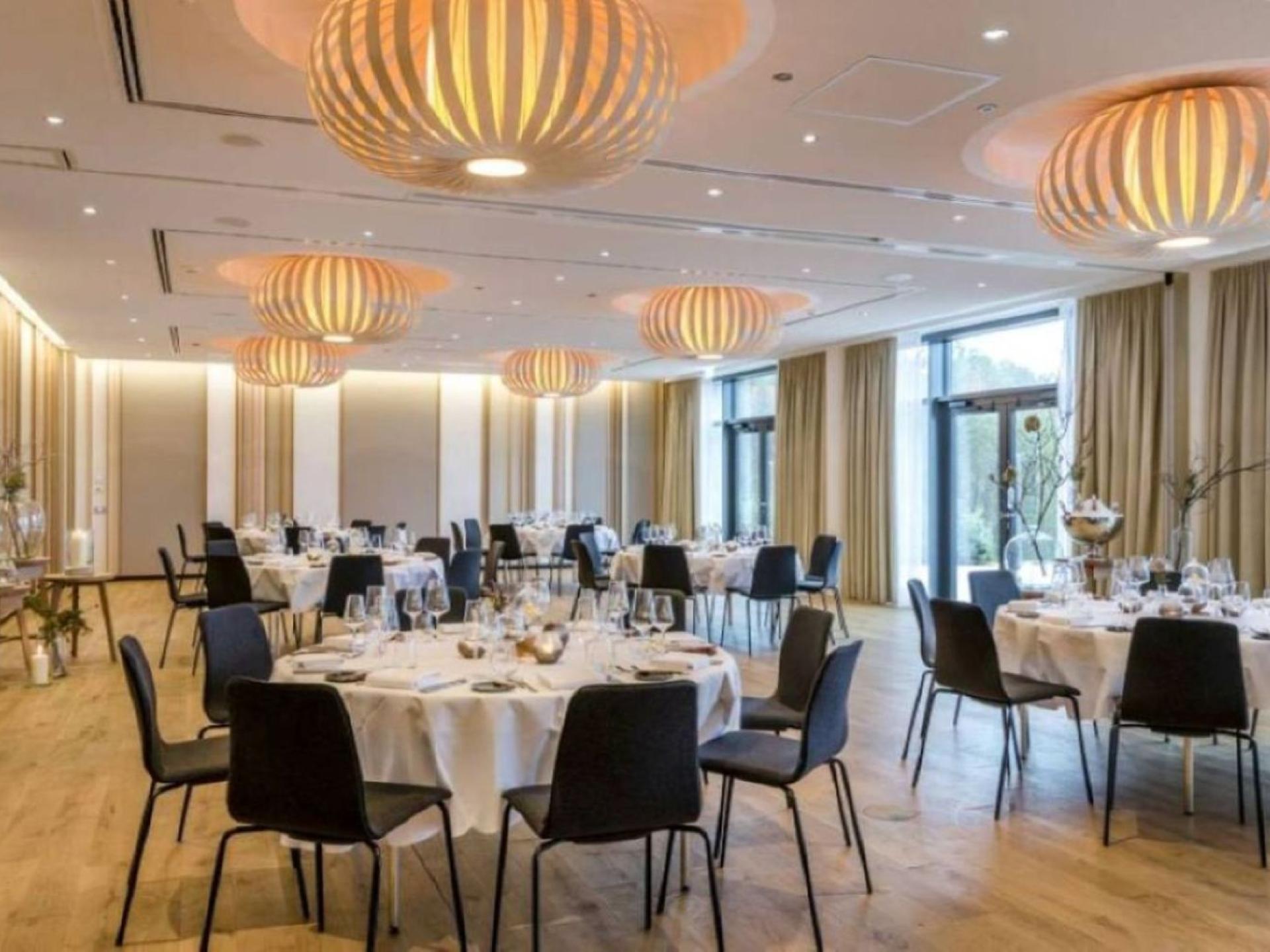 Une table dressée sur la terrasse du restaurant LUMI, avec vue sur le lac de Bostal