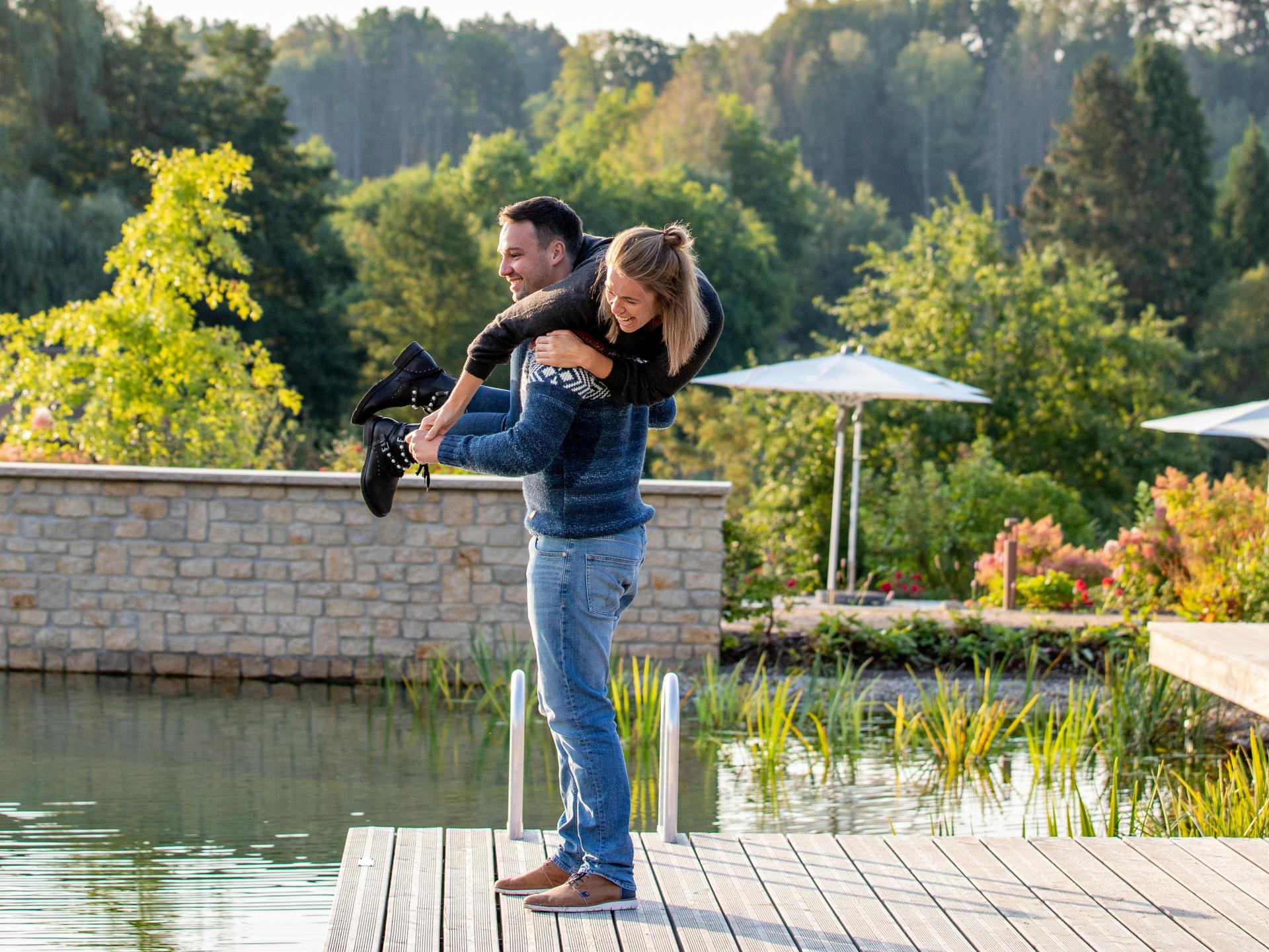 Blick auf den Pool und die Natur im Pfalzblick Wald Spa Resort