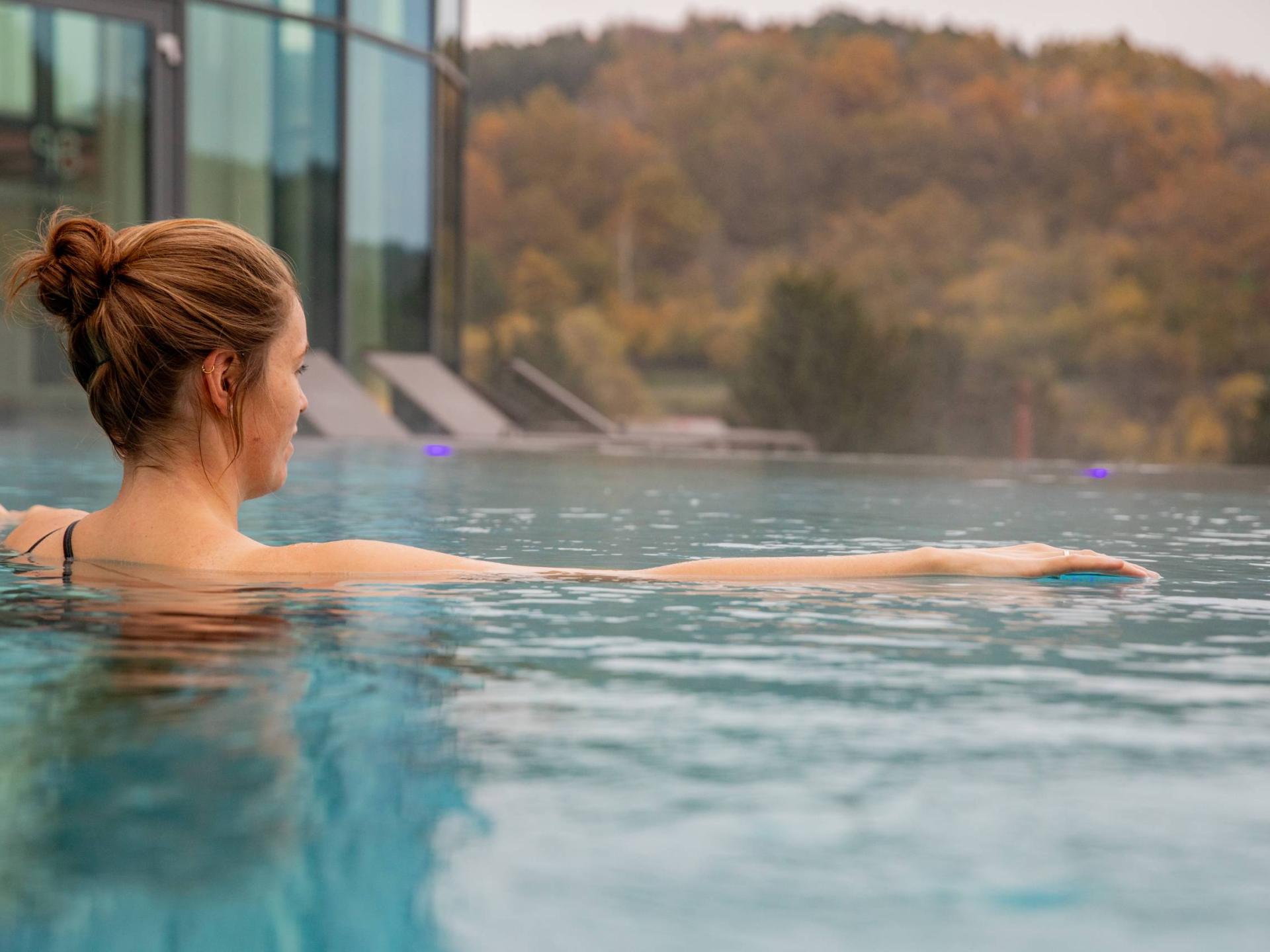 Natürlicher Pool im Pfalzblick Wald Spa Resort mit Wald im Hintergrund