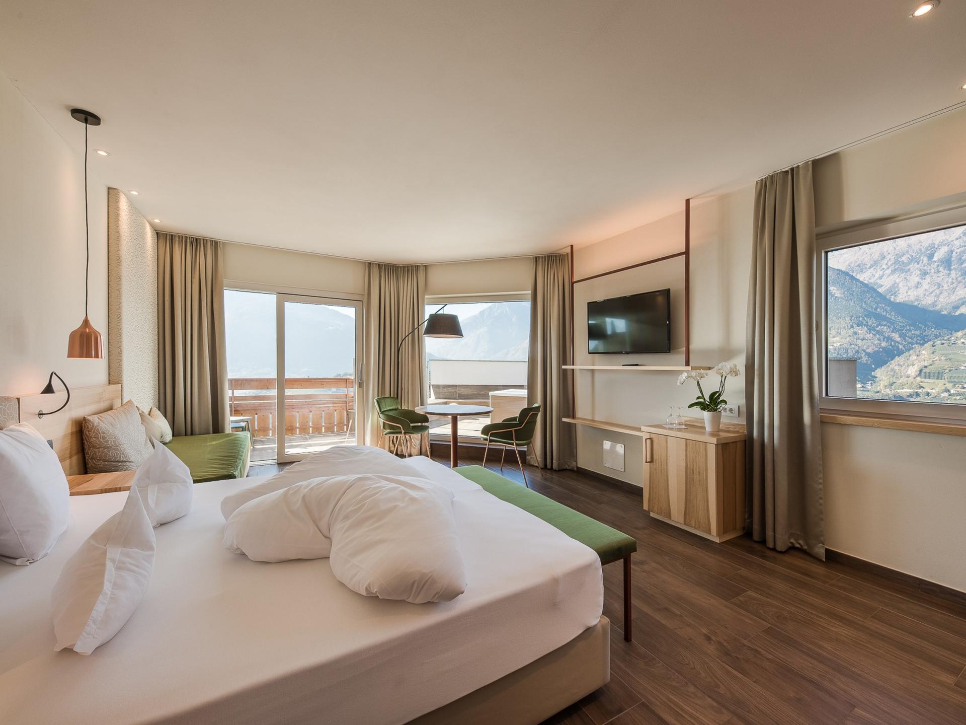 Helles Hotelzimmer im Alpenpalais Kröll mit Bergblick und modernem Interieur
