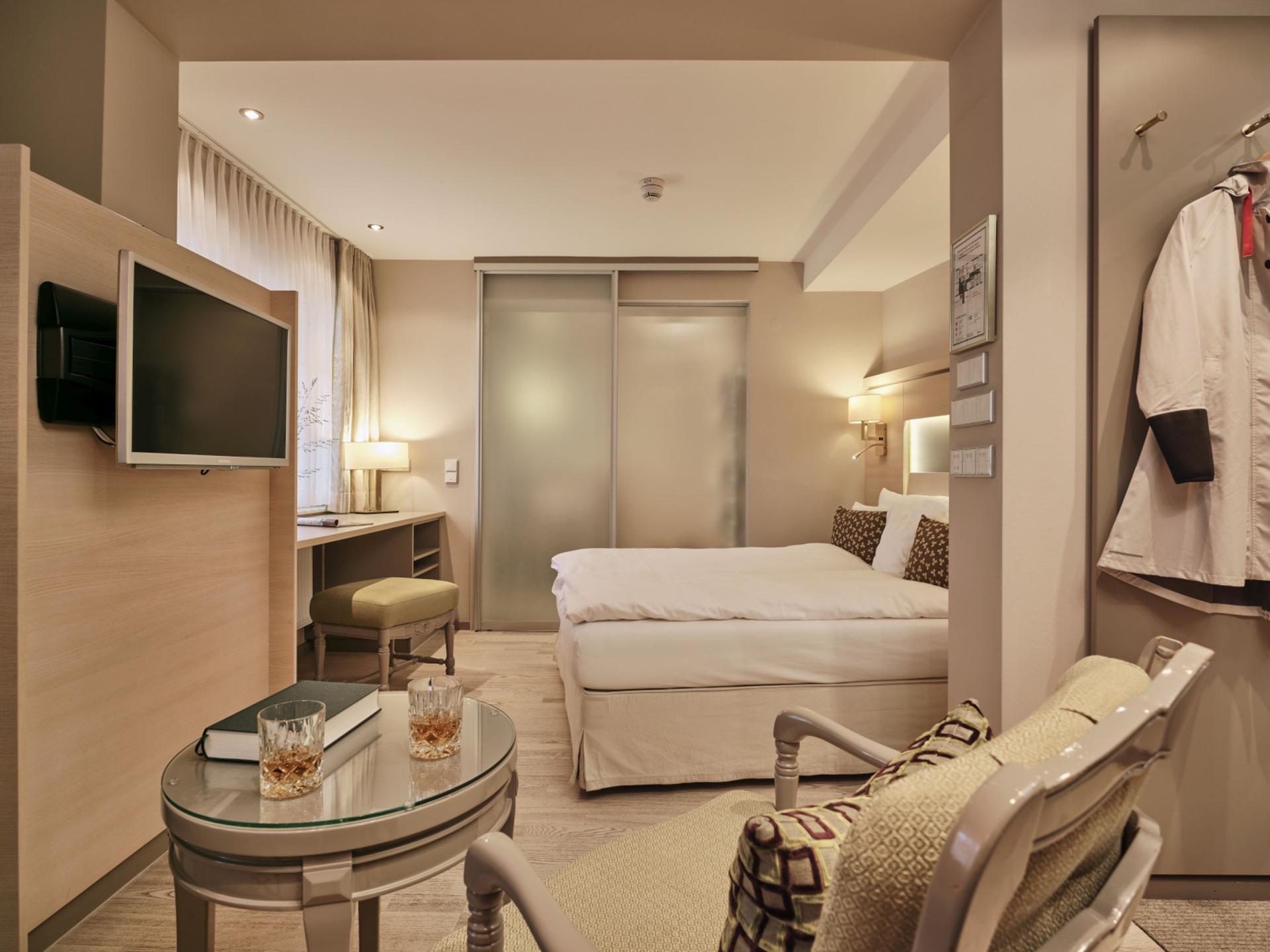 Gemütliches Zimmer im Hotel Reppert mit Doppelbett und Sitzecke