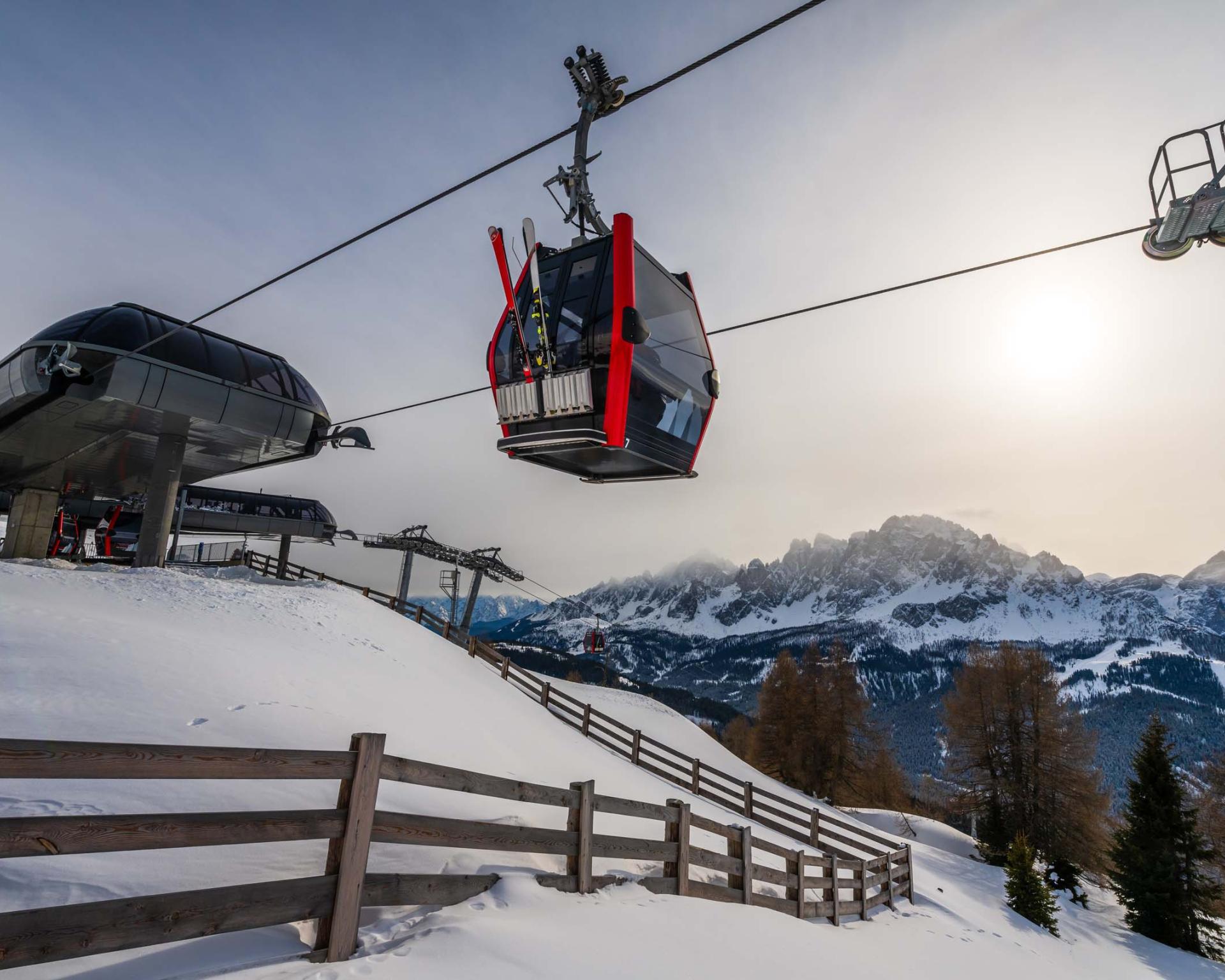 Hotel Monika: Eine Gondel schwebt über einer verschneiten Berglandschaft
