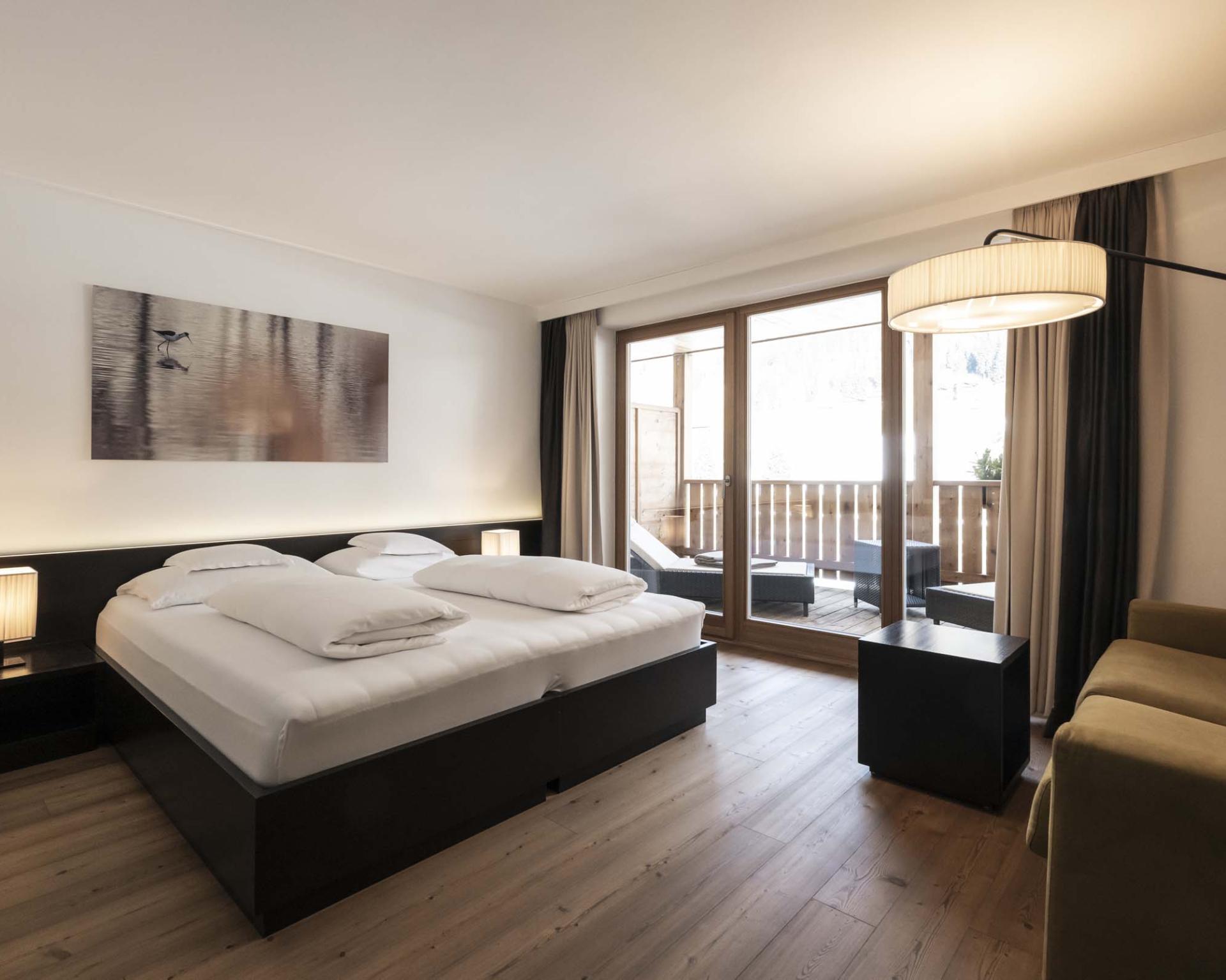 Modernes Hotelzimmer mit Balkon im Hotel Monika