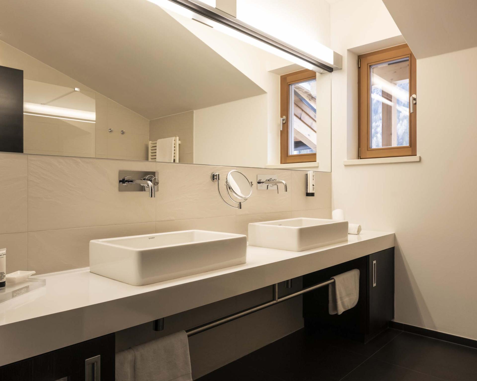Moderne Badezimmer mit Doppelwaschbecken im Hotel Monika