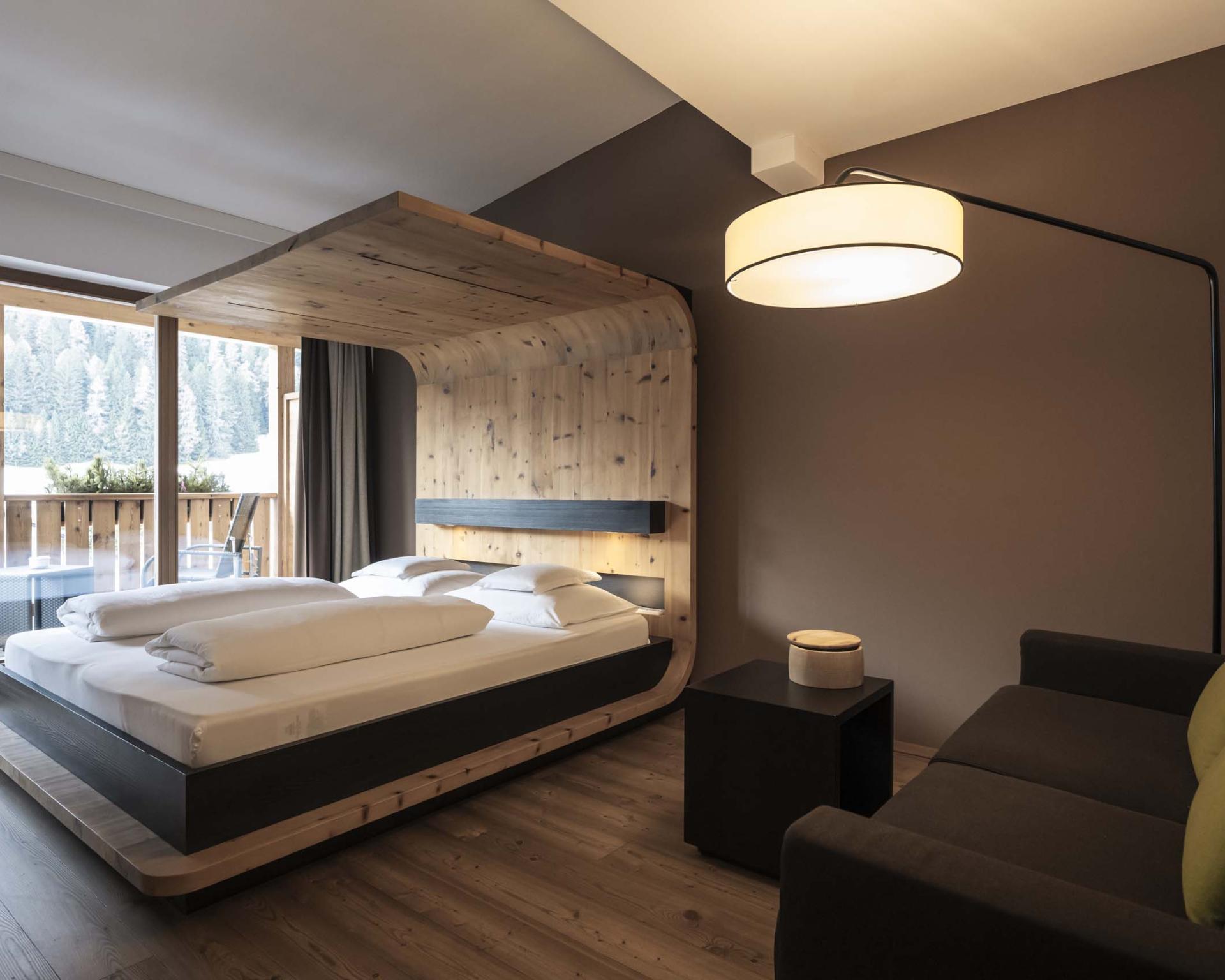 Modernes Zimmer im Hotel Monika mit Holzdesign und Balkonblick