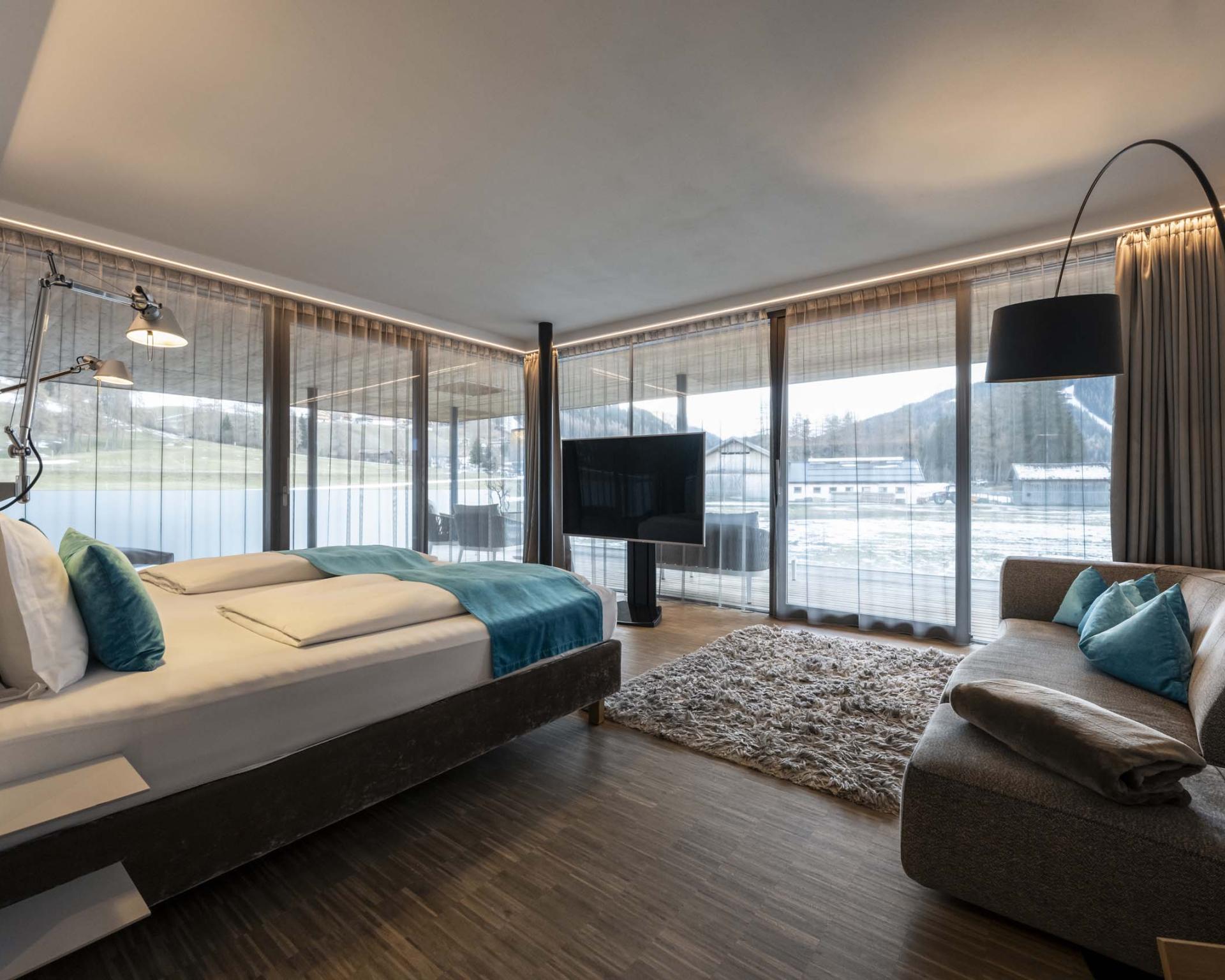 Modernes Hotelzimmer im Hotel Monika mit Blick auf verschneite Berge