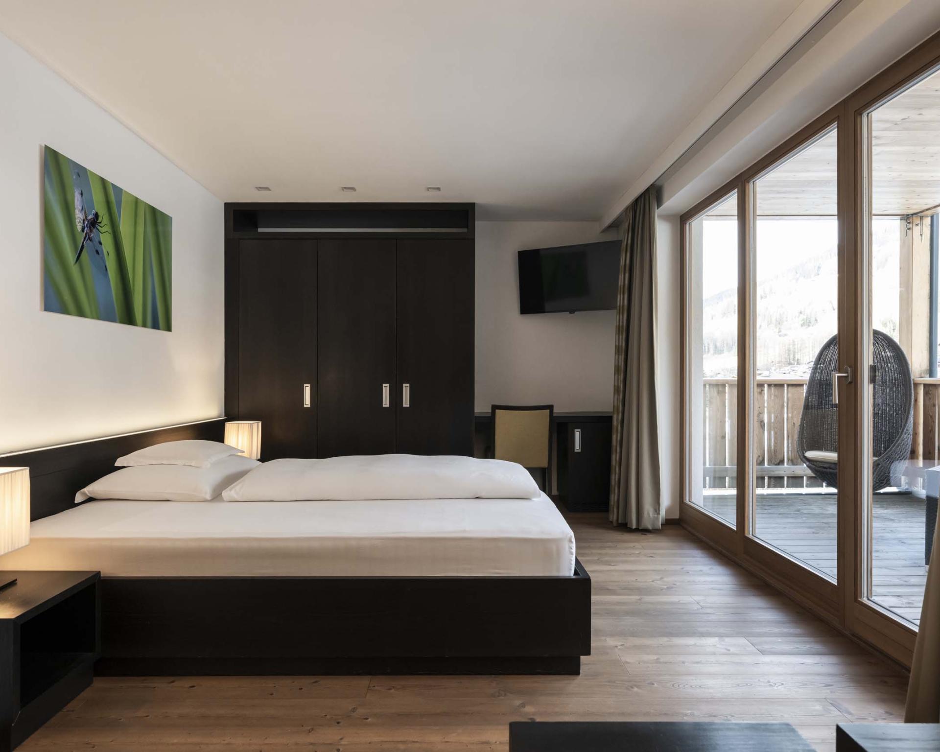 Hotel Monika Zimmer mit Doppelbett, Sofa und Blick ins Badezimmer