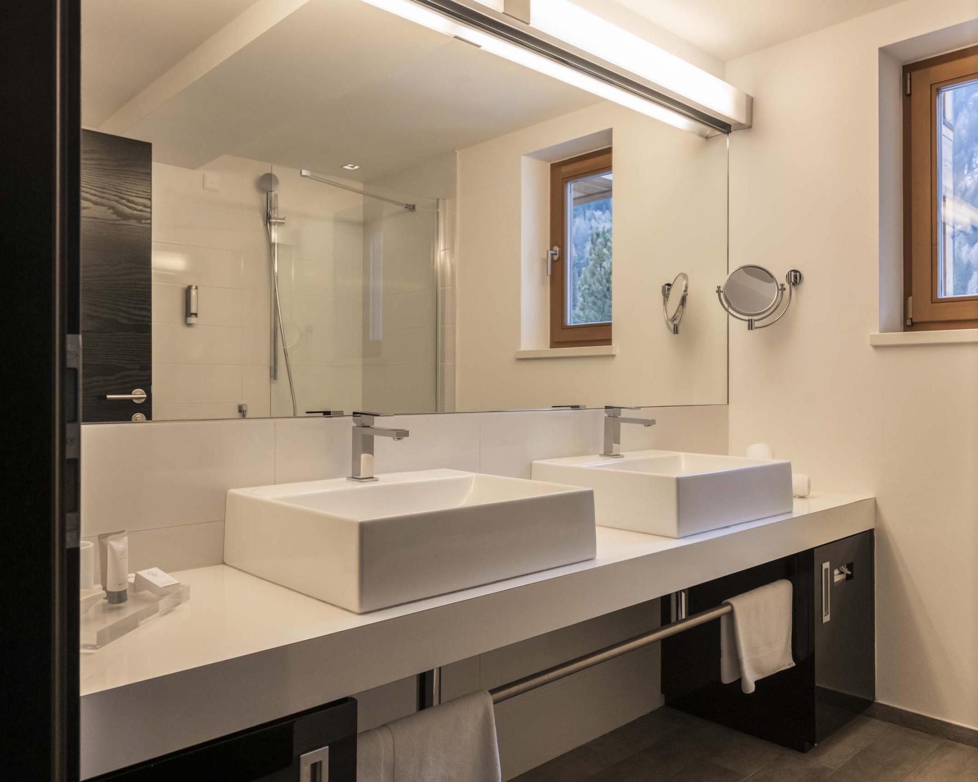 Modernes Badezimmer mit Doppelwaschbecken im Hotel Monika