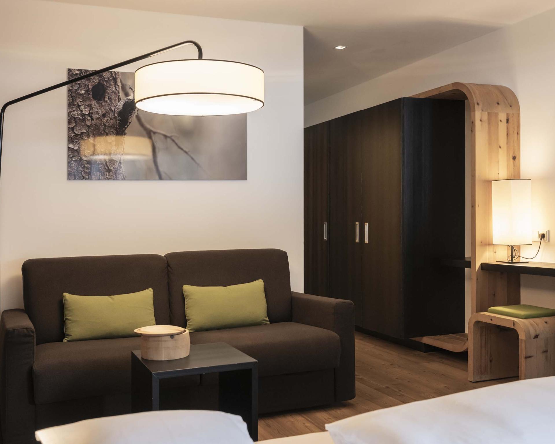 Gemütliche Sitzecke im Hotel Monika mit Sofa und moderner Beleuchtung