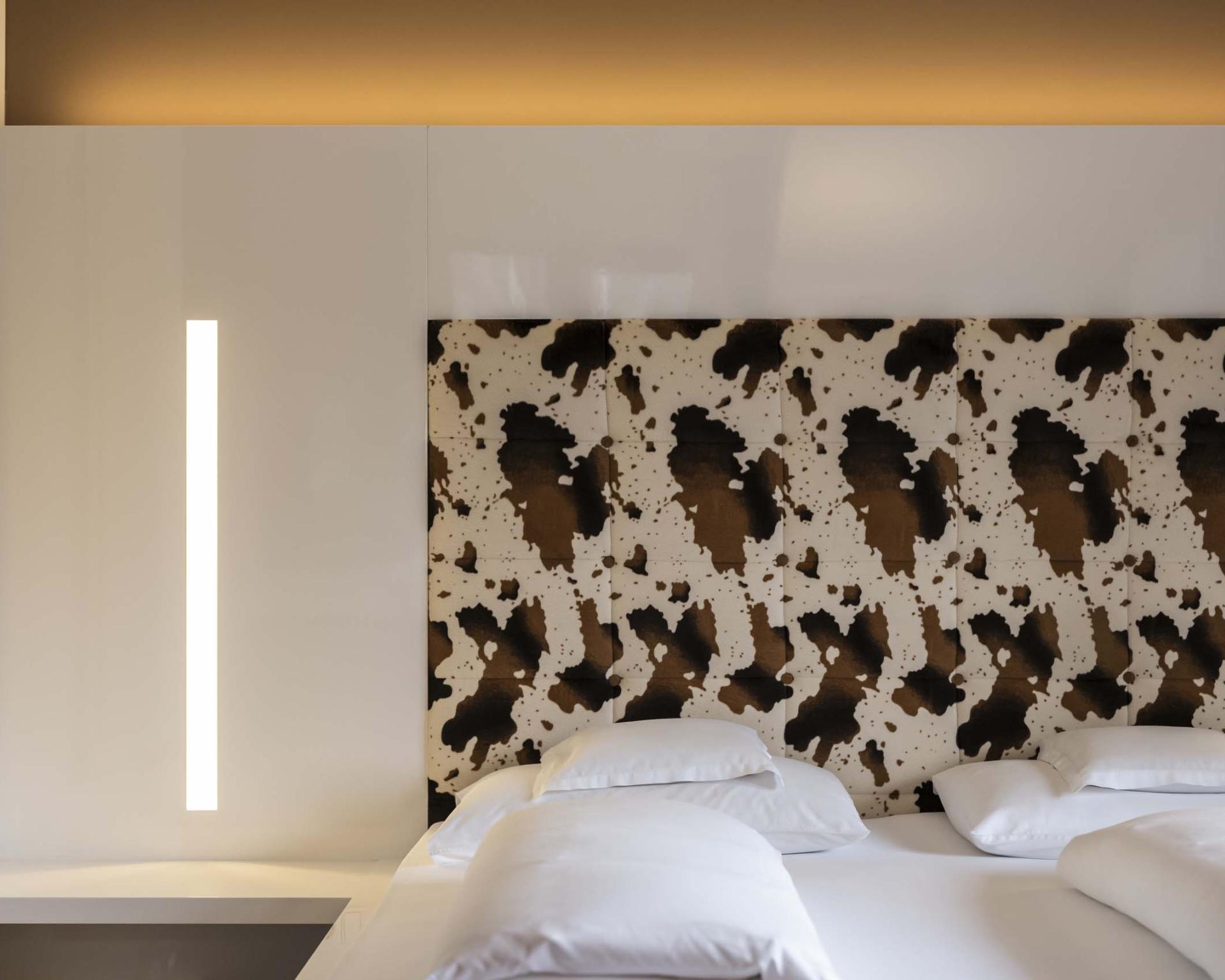 Modernes Hotelzimmer im Hotel Monika mit einzigartigem Kuhfell-Kopfteil