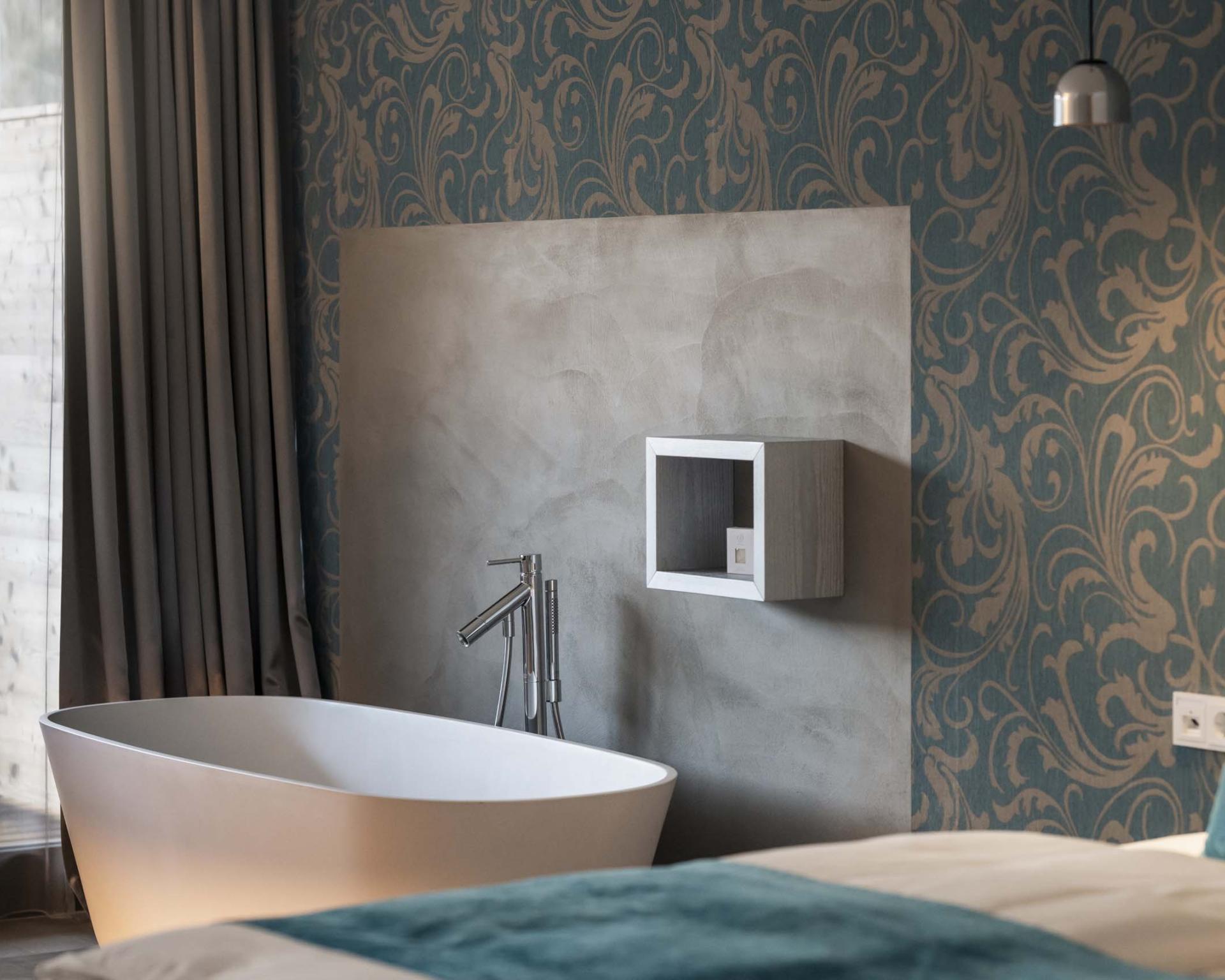 Luxuriöses Badezimmer mit Badewanne im Hotel Monika