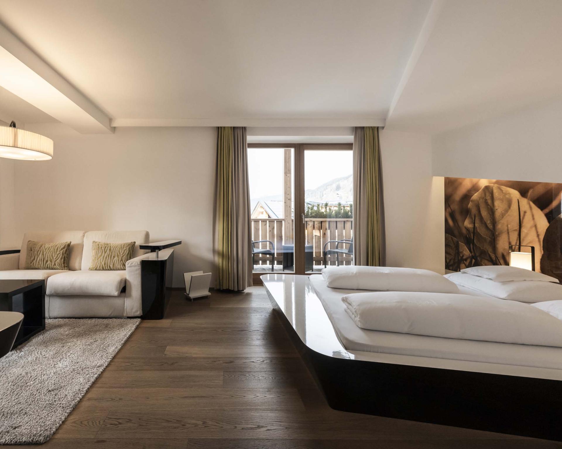 Modernes Hotelzimmer im Hotel Monika mit Bett und Sitzbereich