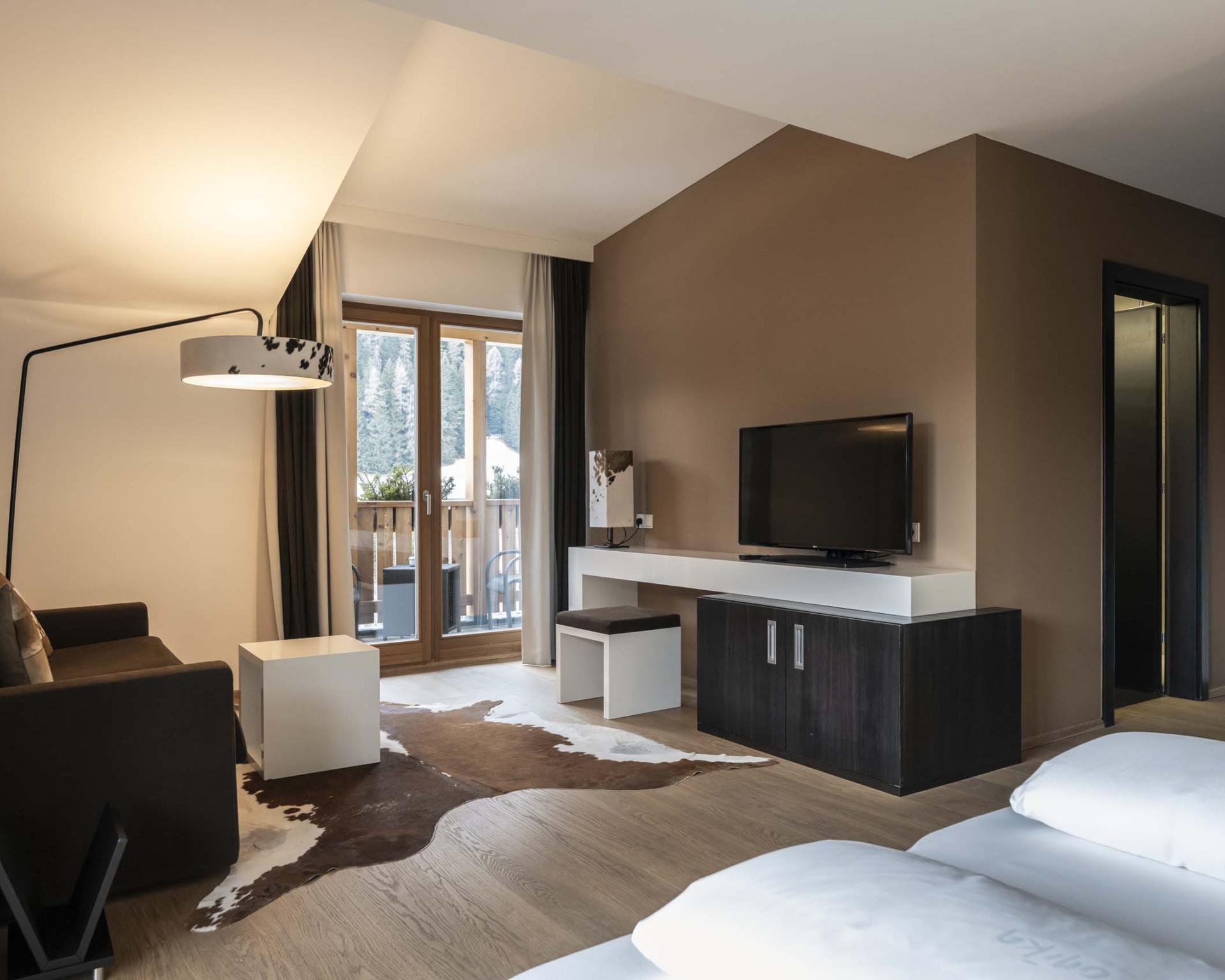 Modernes Schlafzimmer im Hotel Monika mit Balkon und Flachbildfernseher
