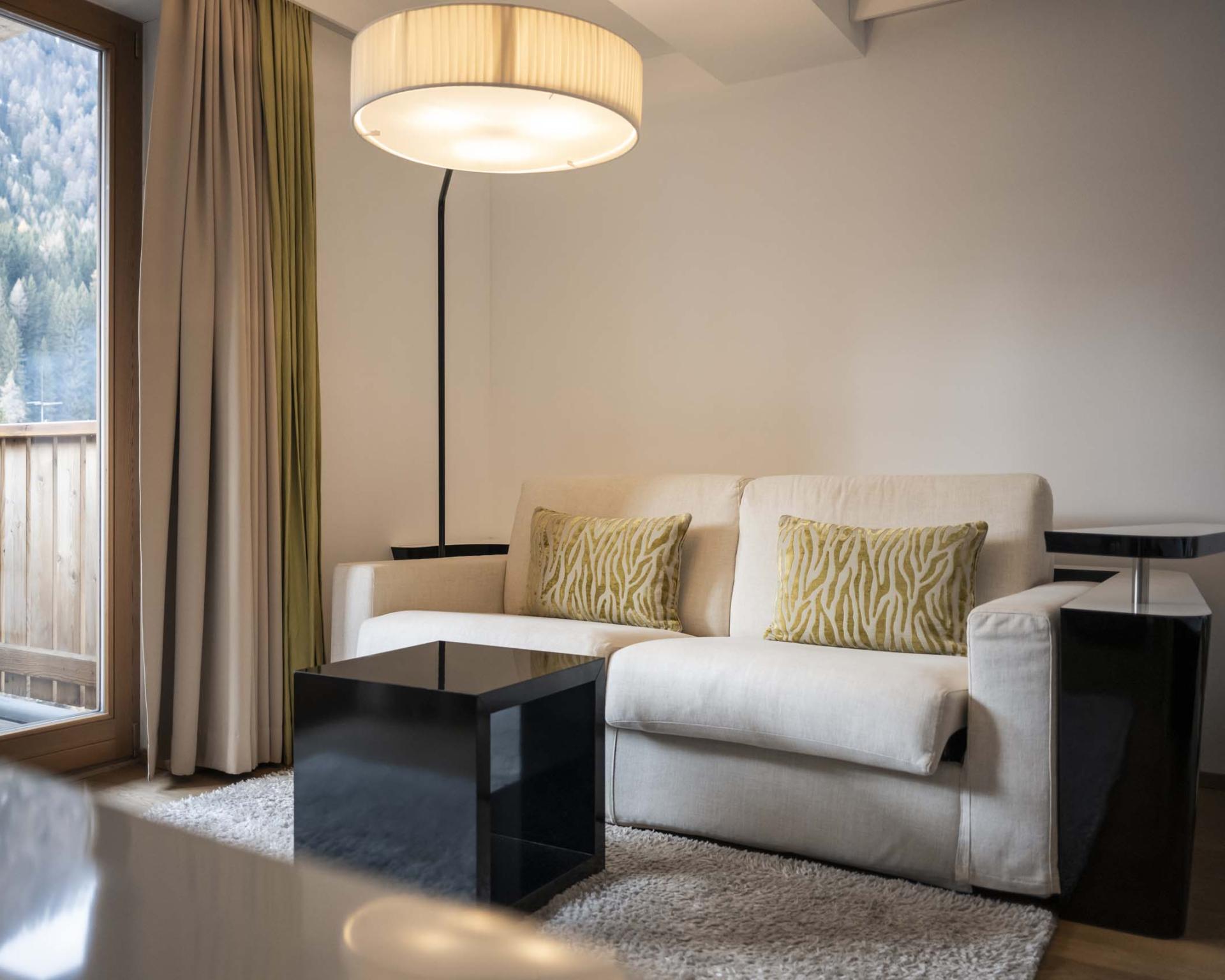 Gemütliche Sitzecke im Hotel Monika mit Sofa und Balkon