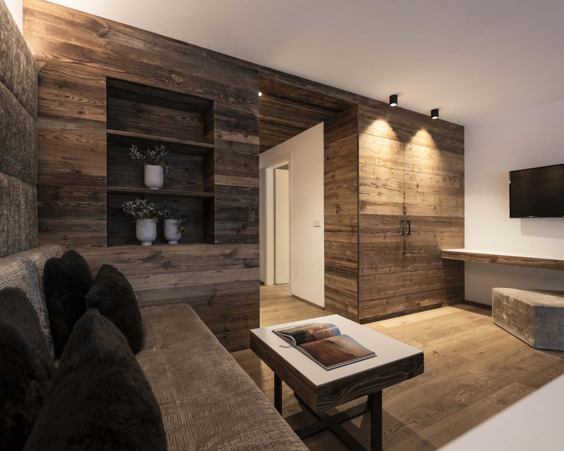 Modernes Zimmer mit Holzdekor im Hotel Monika