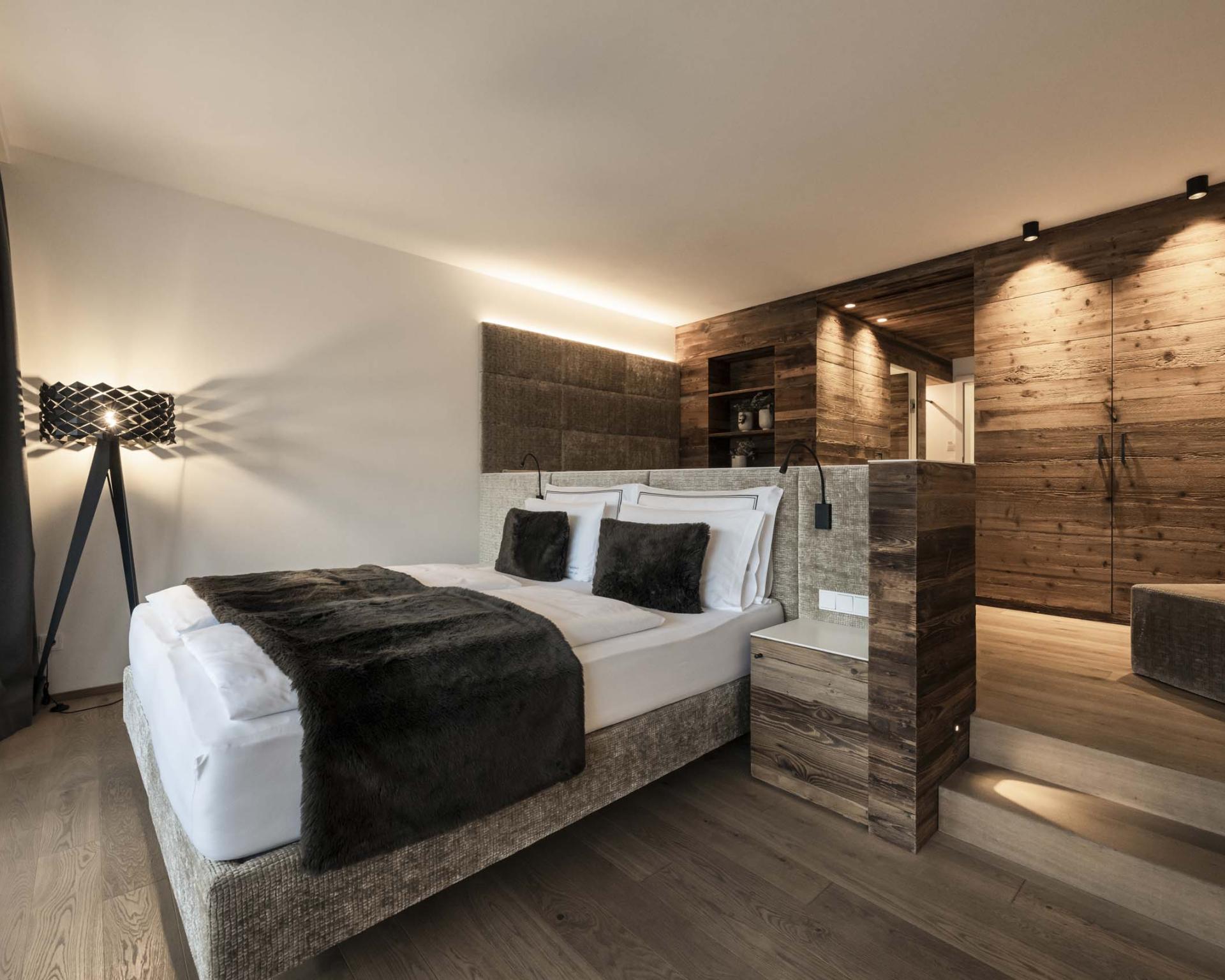 Modernes Schlafzimmer im Hotel Monika mit Holzdetails und gemütlichem Ambiente
