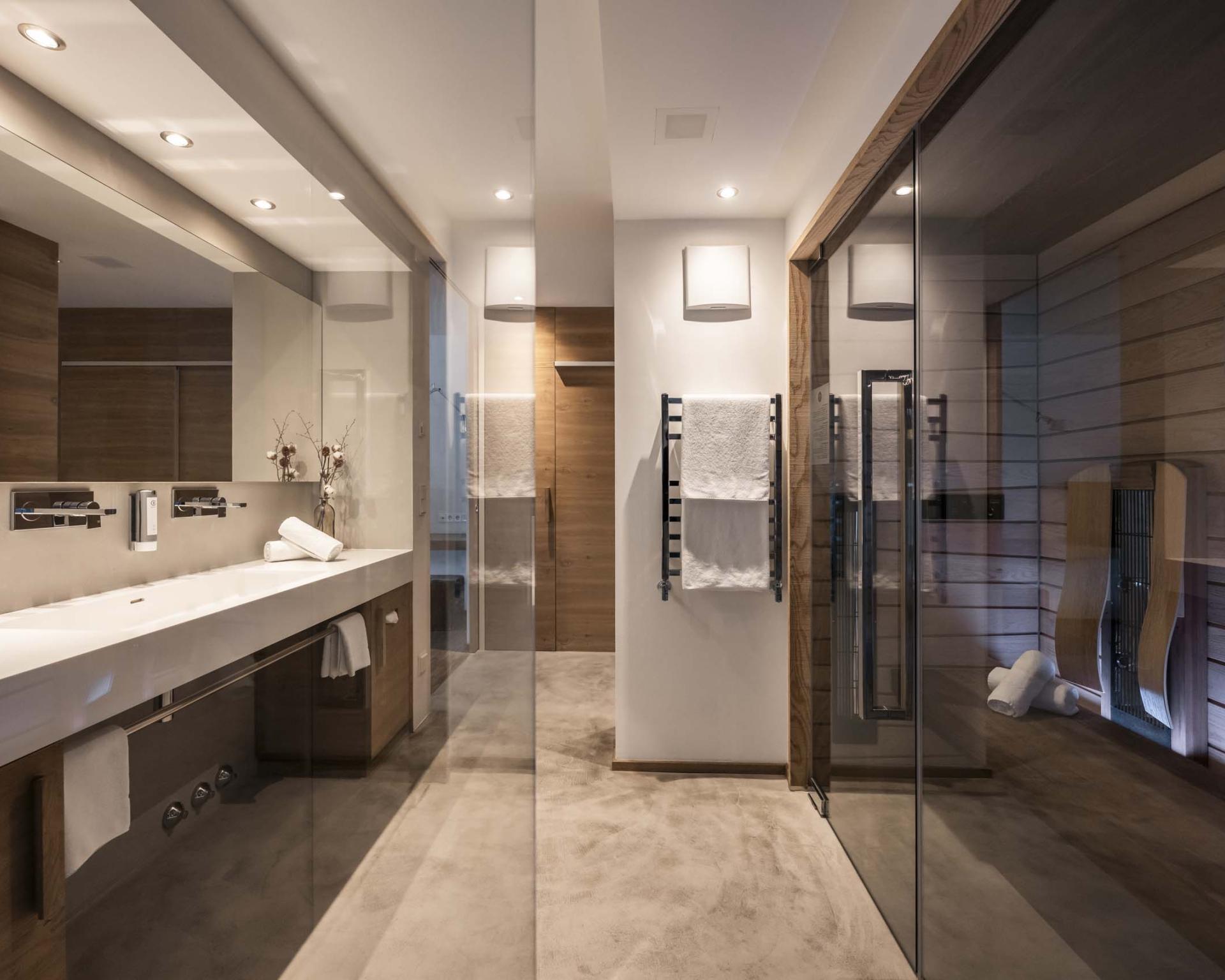 Modernes Bad mit Sauna im Hotel Monika