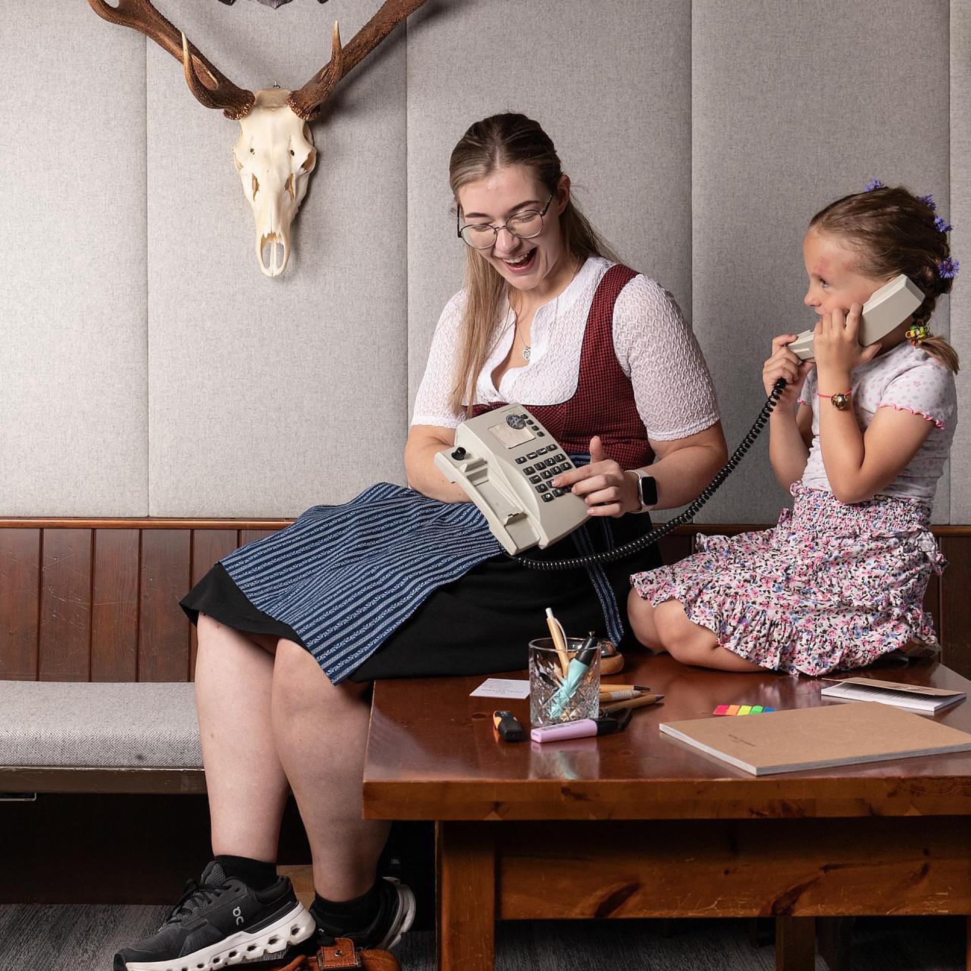 Frau und Mädchen im Hotel Gassner **** Superior mit Magazin und Telefon