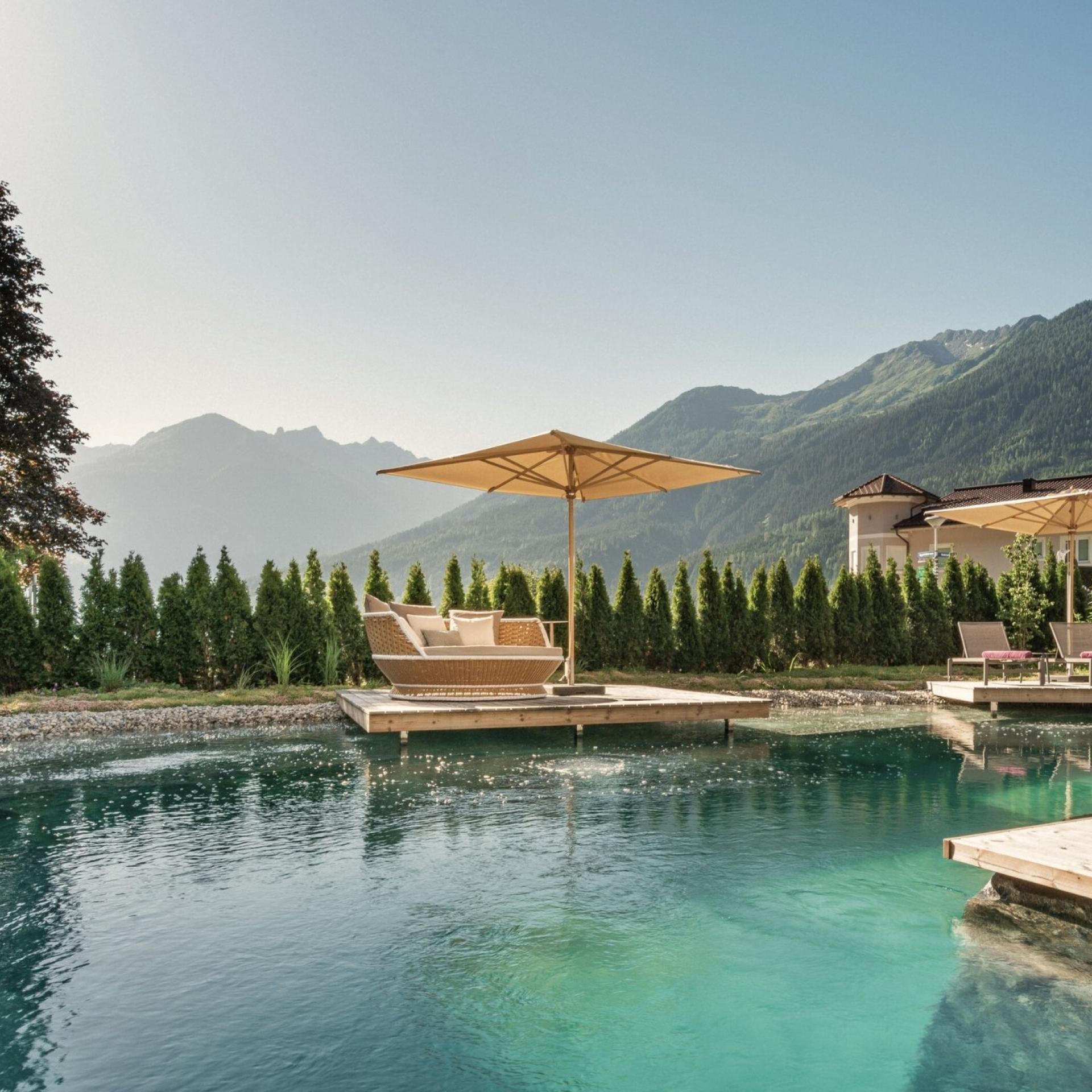 Hotel Gassner **** Superior Außenpool mit Sonnenschirmen und Bergblick