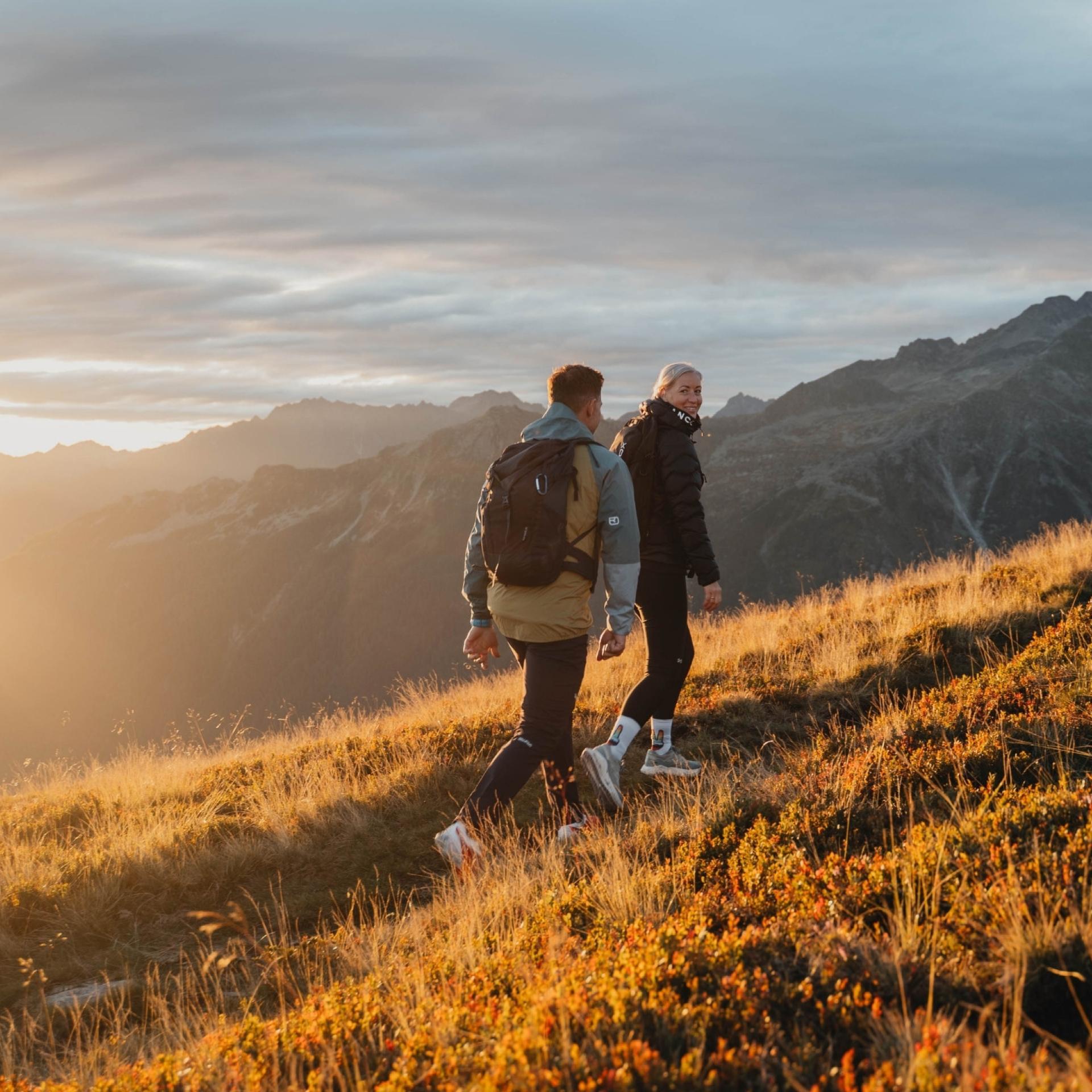 Hotel Gassner **** Superior Gäste wandern im Sonnenuntergang in den Bergen