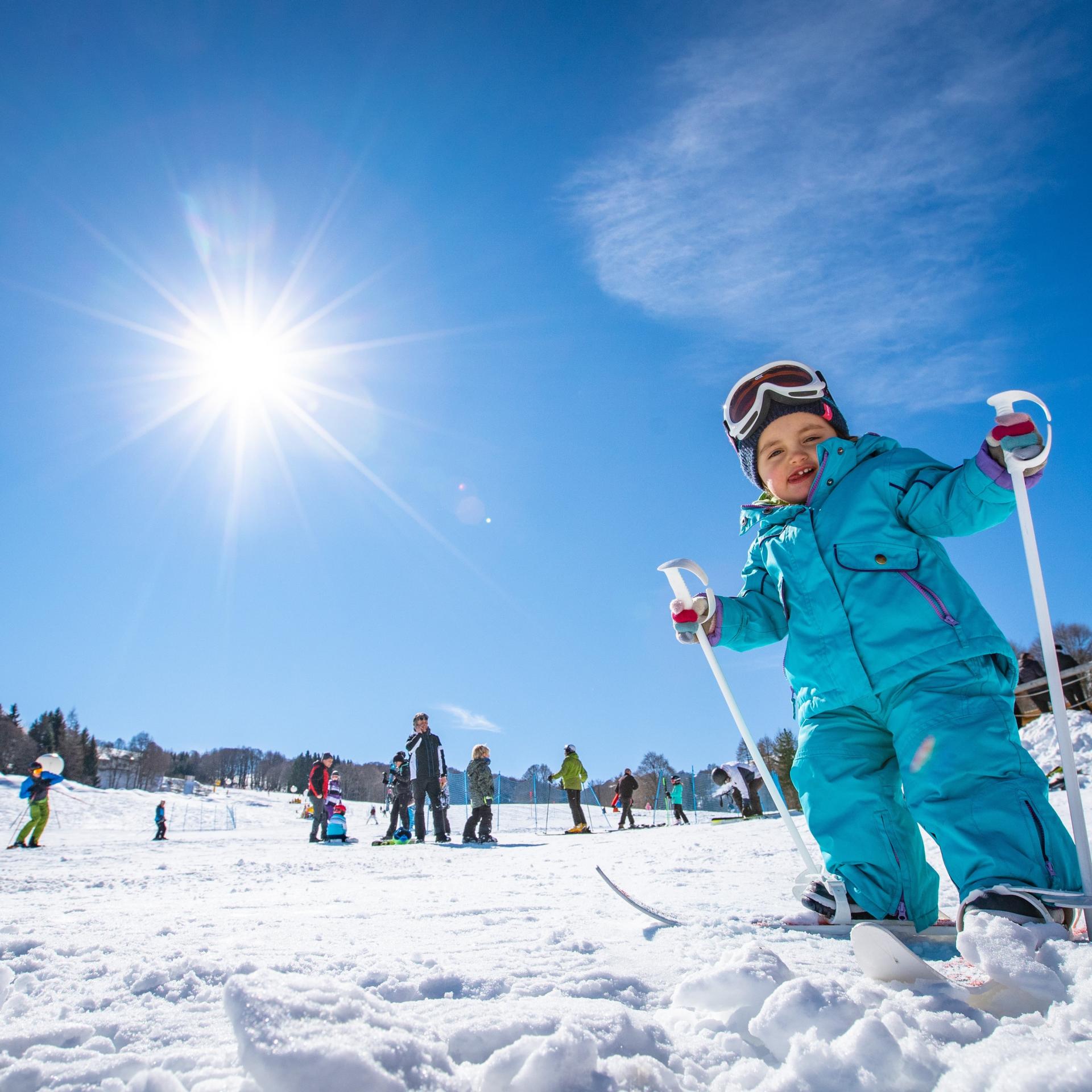 Bambino sugli sci sulla neve all’Elgus Nature Retreat