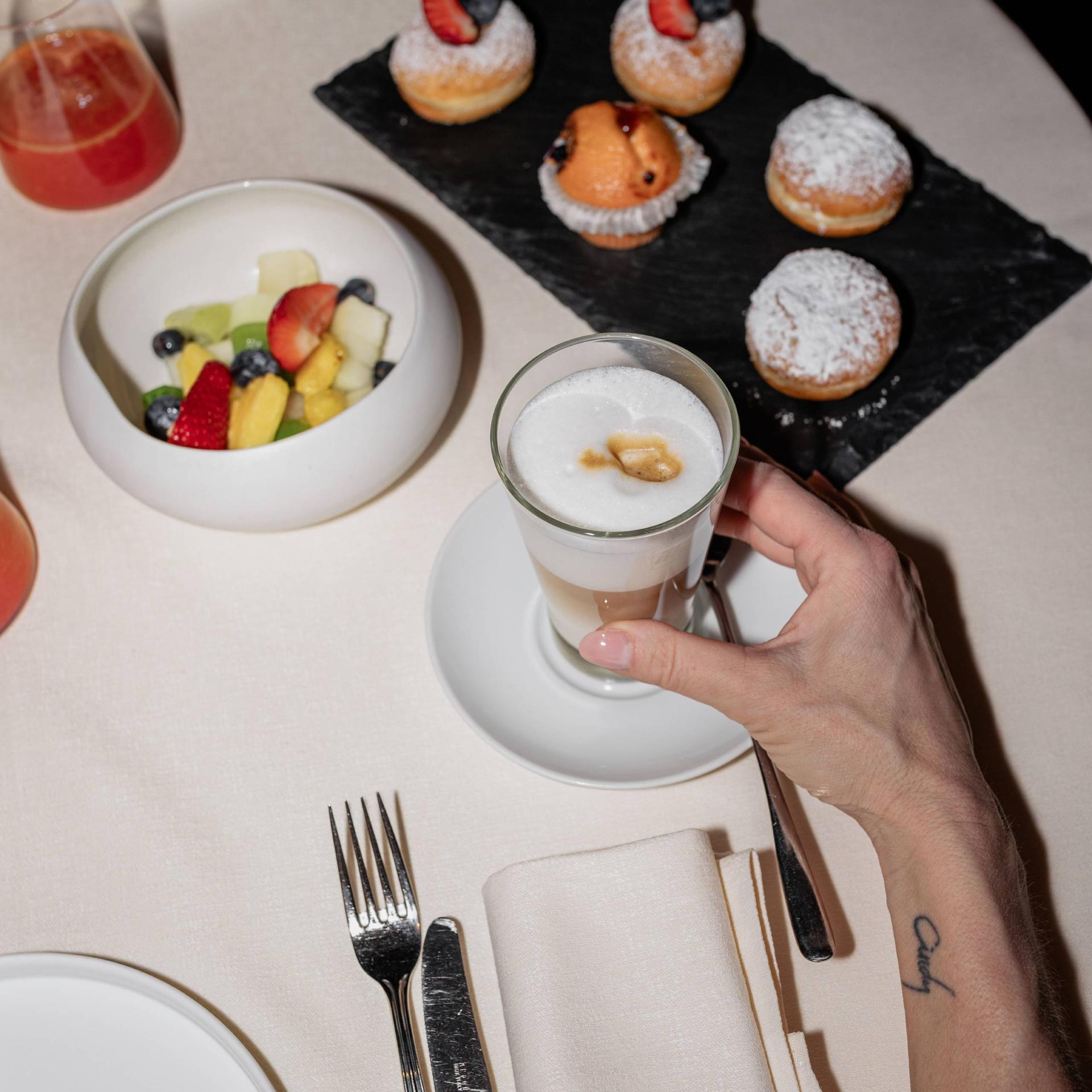 Colazione con muffin, macedonia e caffè all'Hotel San Giacomo