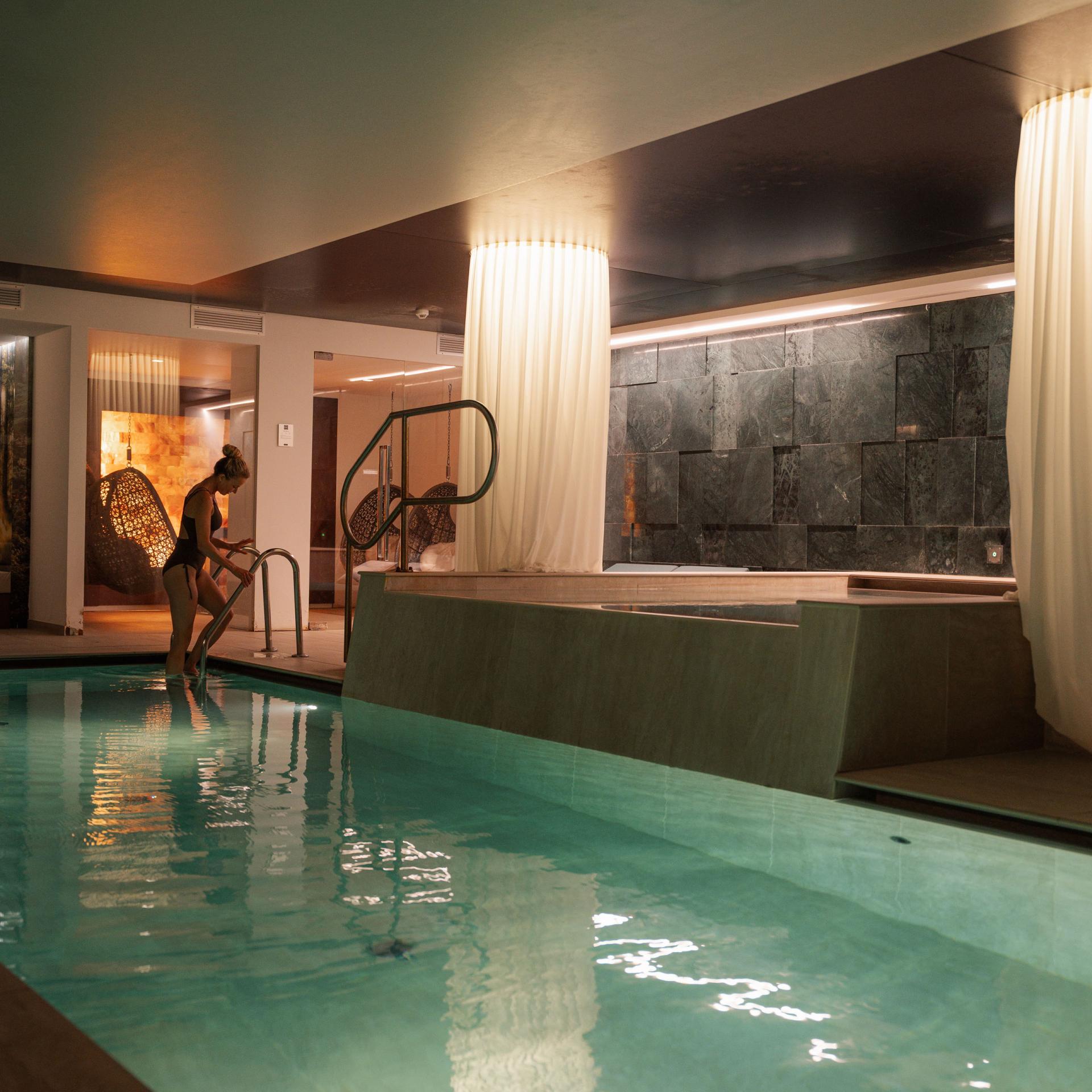 Piscina interna con un ospite all’Elgus Nature Retreat