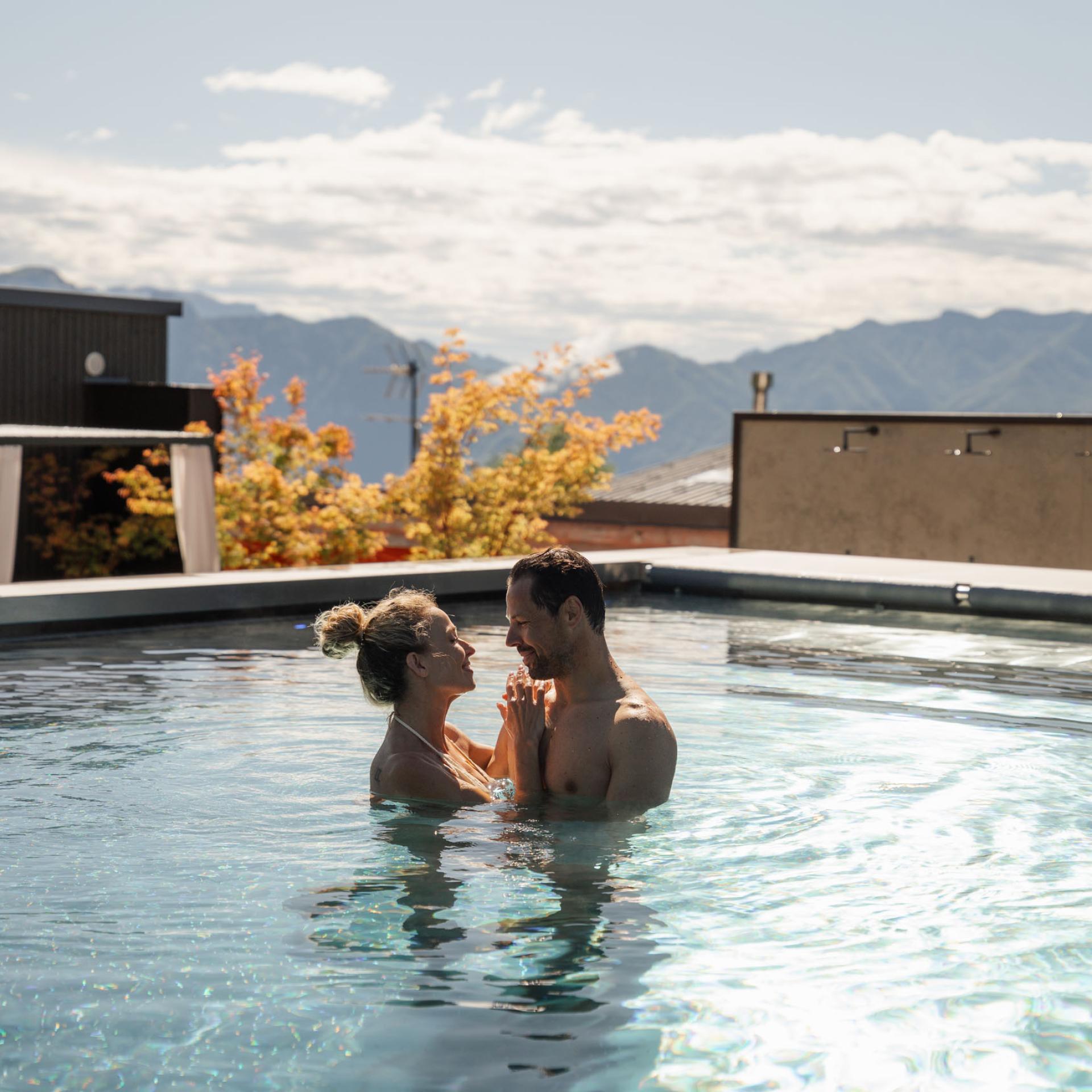 Coppia si rilassa in piscina con vista sulle montagne all’Elgus Nature Retreat