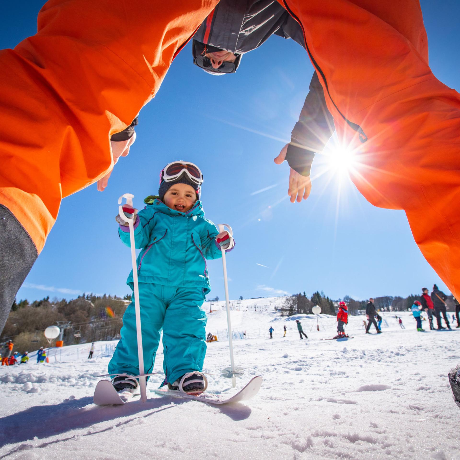 Elgus Nature Retreat: un bambino impara a sciare sulla neve, incorniciato da un adulto